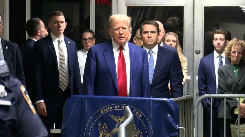 Ex-Präsident Trump vor einem provisorisch als Rednerpult umfunktionierten Drängelgitter