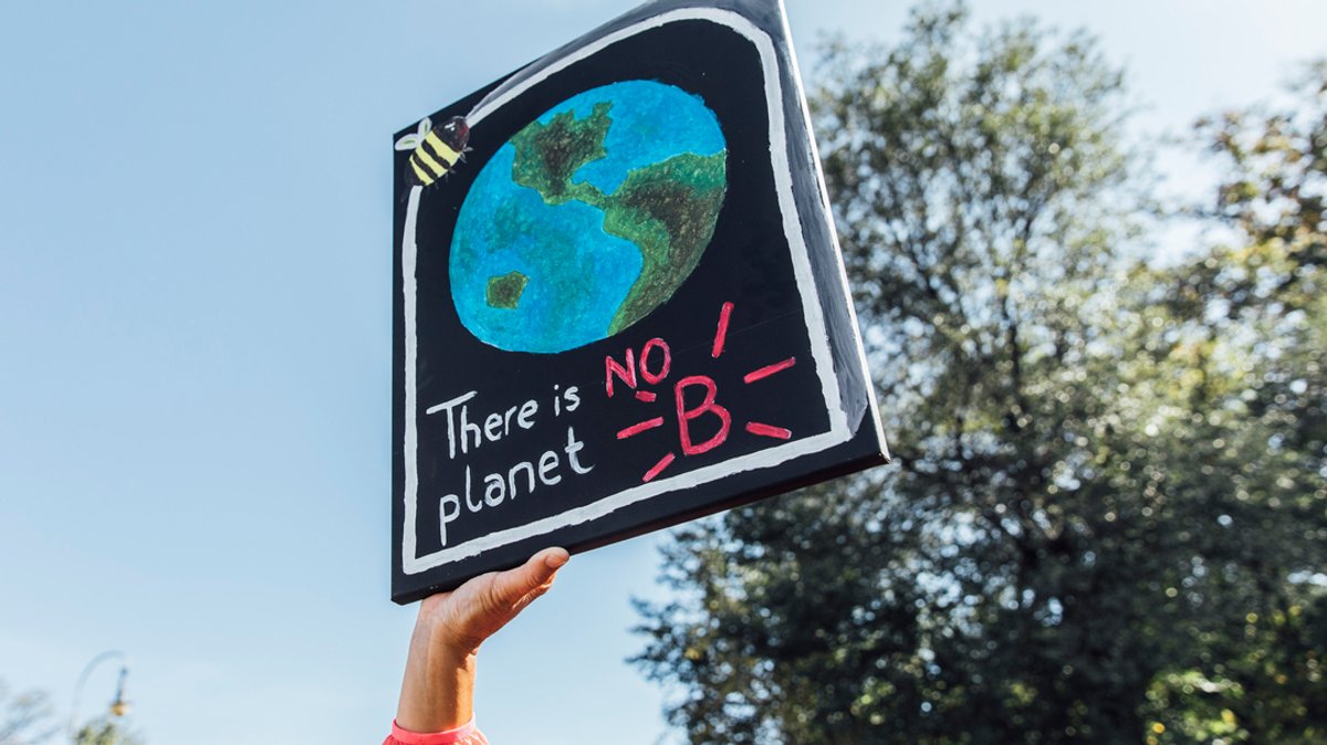 "There is no planet B" steht auf einem Schild.