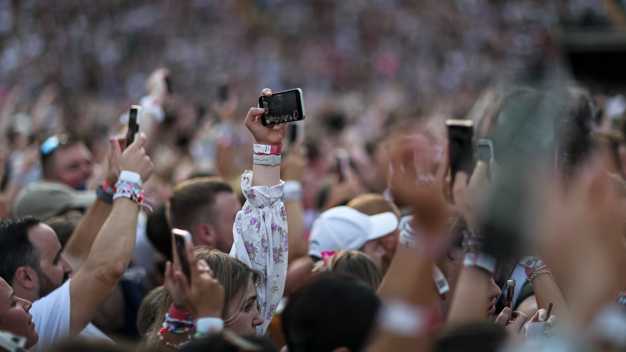Fans halten auf einem Konzert von Taylor Swift in München ihre Handys in der Menge hoch. | Bild: picture alliance / SZ Photo | Leonhard Simon Fans halten auf einem Konzert von Taylor Swift in München ihre Handys in der Menge hoch.