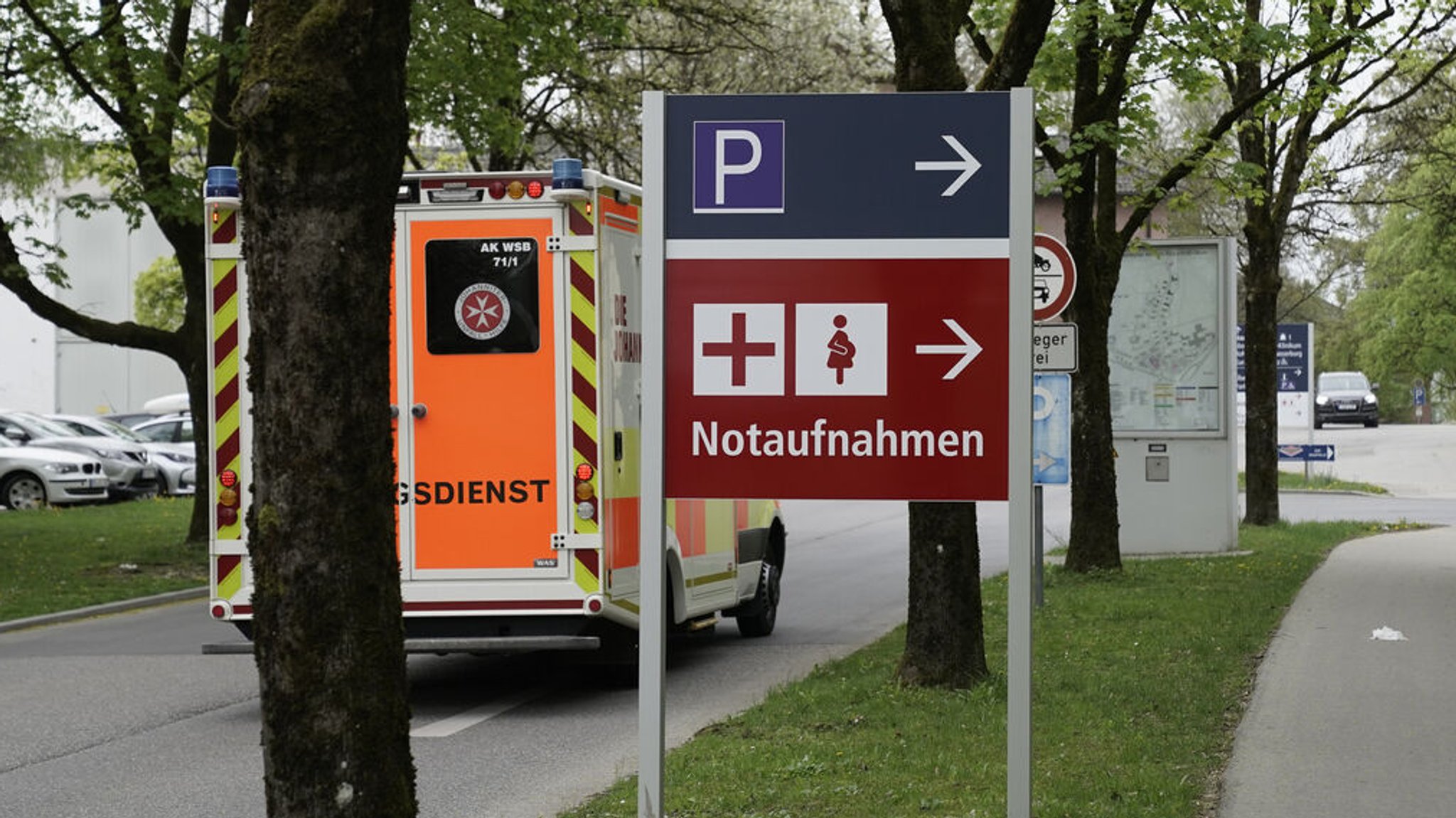 09.04.2024, Wasserburg Am Inn: Der Eingangsbereich des Inn-Salzach-Klinikums Gabersee. Ein womöglich psychisch labiler Mann soll in Oberbayern auf dem Gelände einer psychiatrischen Klinik einen Arzt getötet haben. 