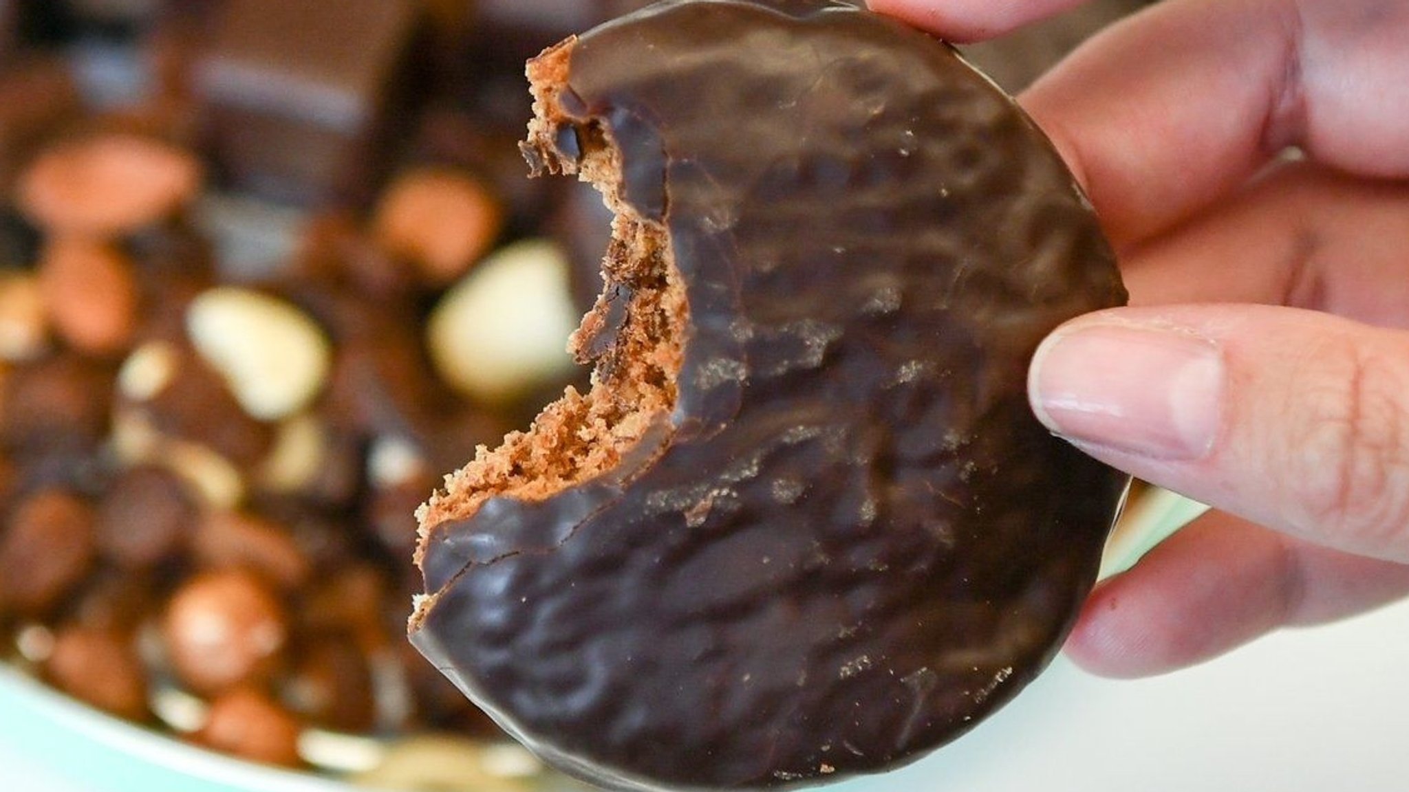 Eine Frau hält einen Lebkuchen