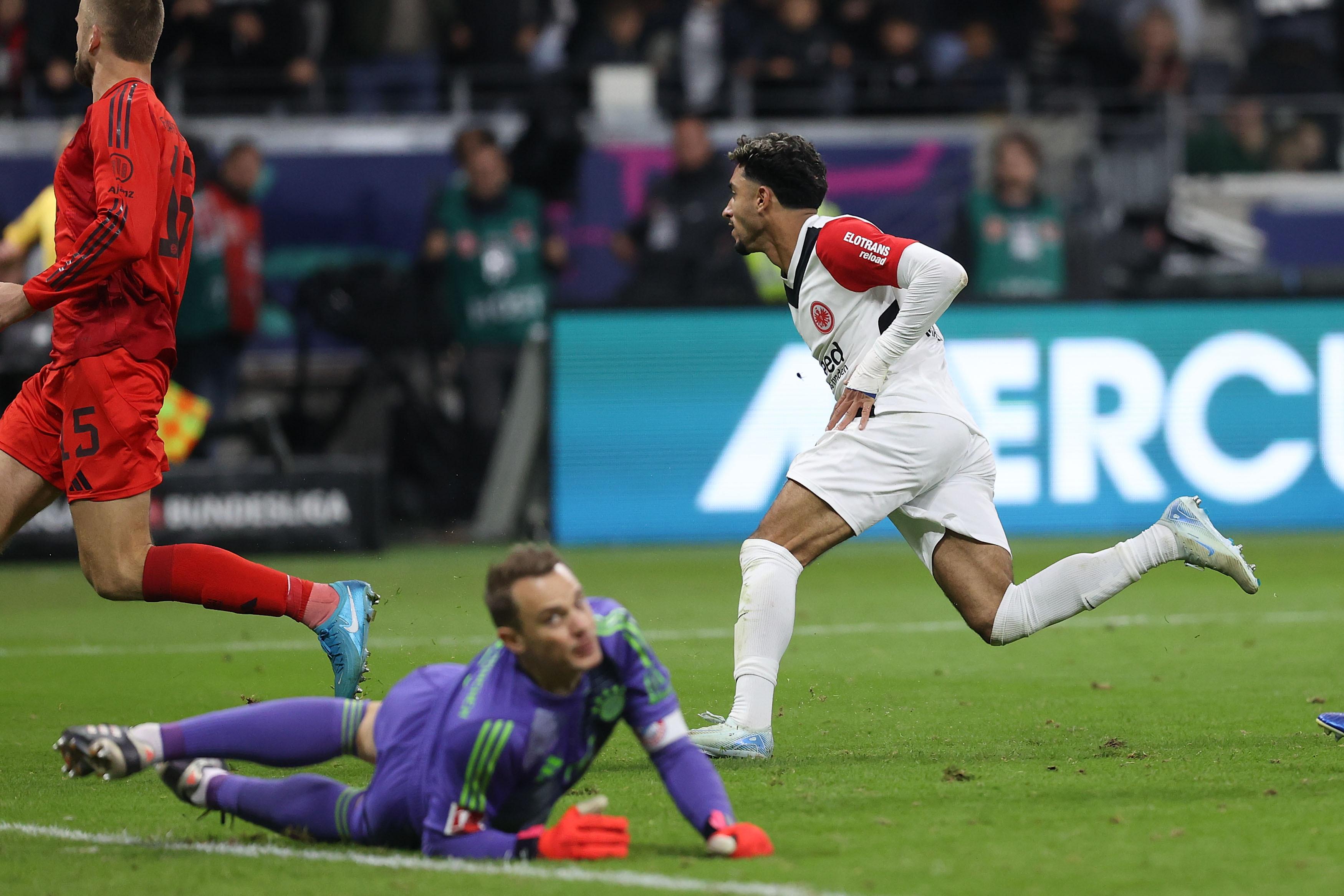 Manuel Neuer (Boden) kann dem Schuss von Omar Marmoush (rechts) nur hinterherschauen.