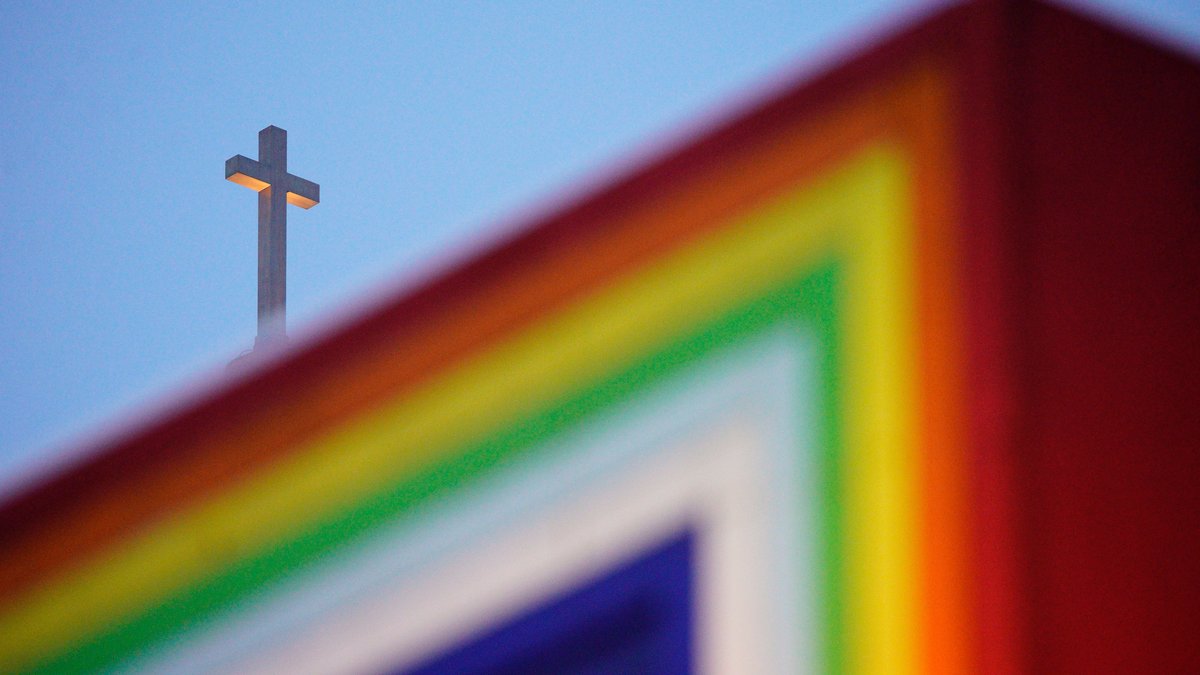 Kreuz mit Regenbogenfarben (Symbolbild)