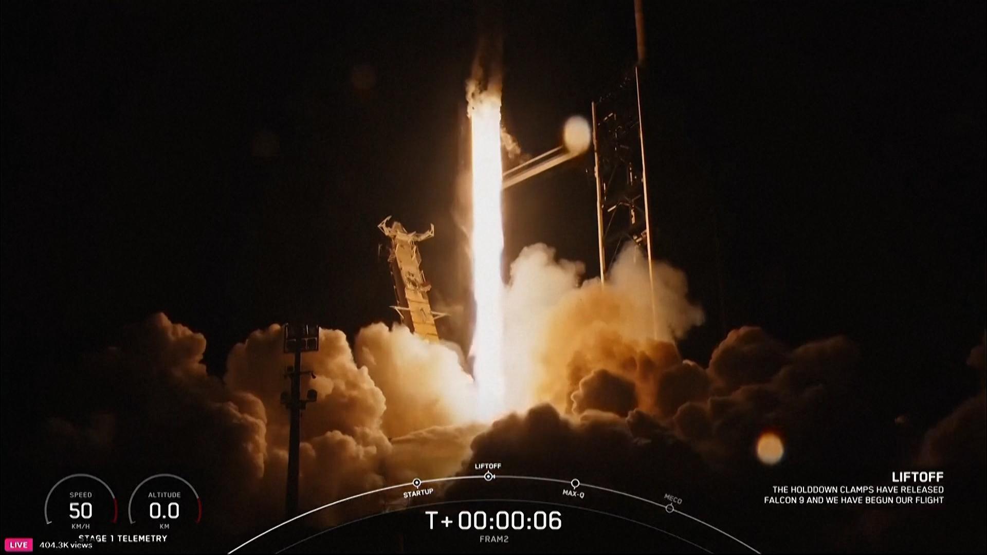 In Cape Canaveral ist eine SpaceX-Mission zu den Polen der Erde gestartet. An Bord ist mit Rabea Rogge erstmals eine Frau aus Deutschland.