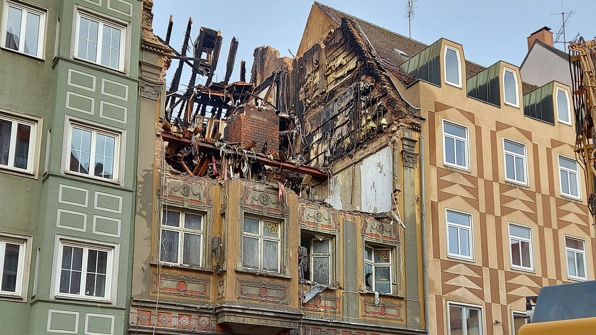 Das nach dem Brand zerstörte denkmalgeschützte Haus in der Augsburger Innenstadt: vom 2. Stock ist fast nichts mehr übrig.
