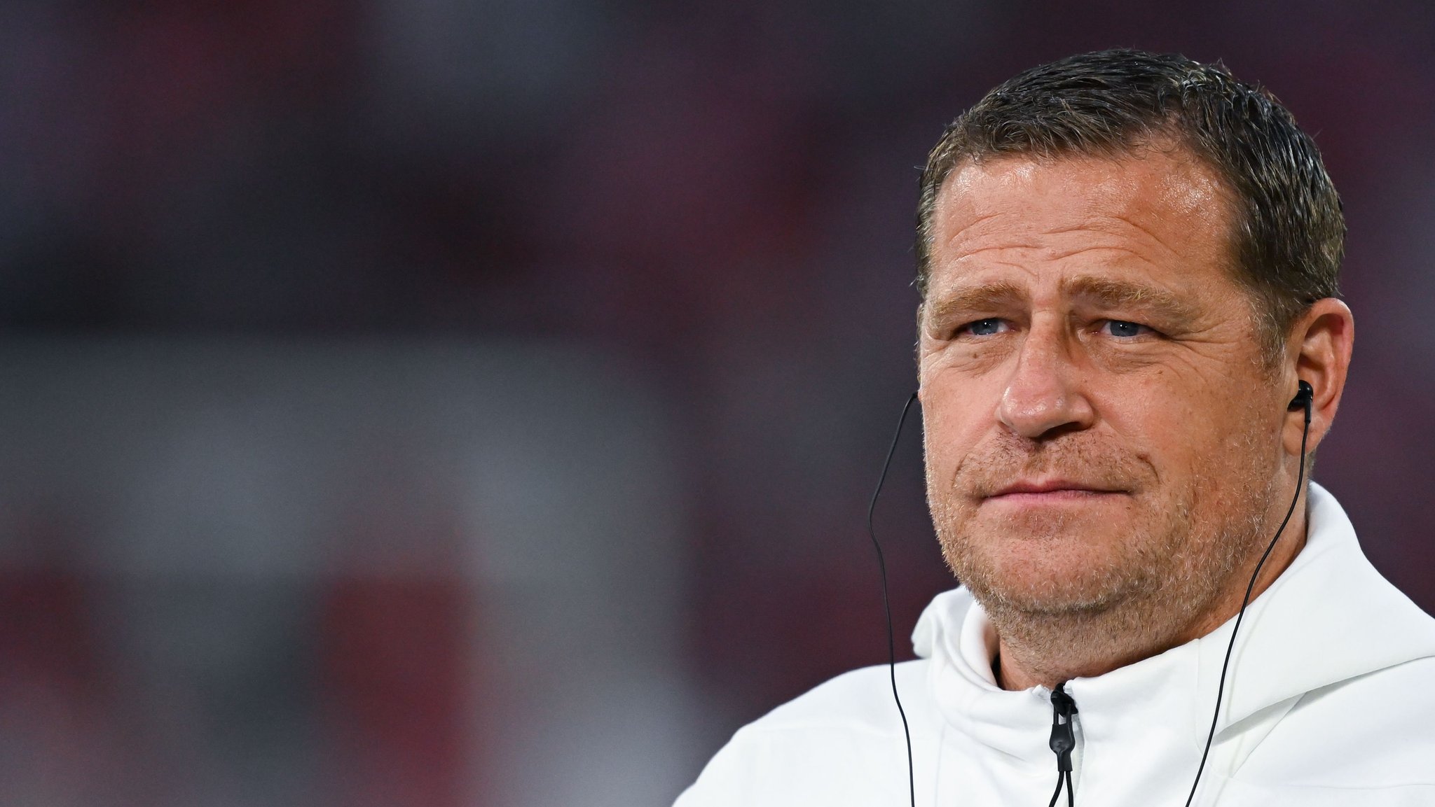 ARCHIV - 22.08.2025, Bayern, München: Fußball: Bundesliga, Bayern München - RB Leipzig, 1. Spieltag in der Allianz Arena. Max Eberl, Sportvorstand des FC Bayern München, steht vor dem Spiel bei einem Interview. (zu dpa: «Nach Barça-Spekulationen: Das sagen Bayern und Kane») Foto: Sven Hoppe/dpa - WICHTIGER HINWEIS: Gemäß den Vorgaben der DFL Deutsche Fußball Liga bzw. des DFB Deutscher Fußball-Bund ist es untersagt, in dem Stadion und/oder vom Spiel angefertigte Fotoaufnahmen in Form von Sequenzbildern und/oder videoähnlichen Fotostrecken zu verwerten bzw. verwerten zu lassen. +++ dpa-Bildfunk +++ | Bild: dpa-Bildfunk/Sven Hoppe ARCHIV - 22.08.2025, Bayern, München: Fußball: Bundesliga, Bayern München - RB Leipzig, 1. Spieltag in der Allianz Arena. Max Eberl, Sportvorstand des FC Bayern München, steht vor dem Spiel bei einem Interview. (zu dpa: «Nach Barça-Spekulationen: Das sagen Bayern und Kane») Foto: Sven Hoppe/dpa - WICHTIGER HINWEIS: Gemäß den Vorgaben der DFL Deutsche Fußball Liga bzw. des DFB Deutscher Fußball-Bund ist es untersagt, in dem Stadion und/oder vom Spiel angefertigte Fotoaufnahmen in Form von Sequenzbildern und/oder videoähnlichen Fotostrecken zu verwerten bzw. verwerten zu lassen. +++ dpa-Bildfunk +++
