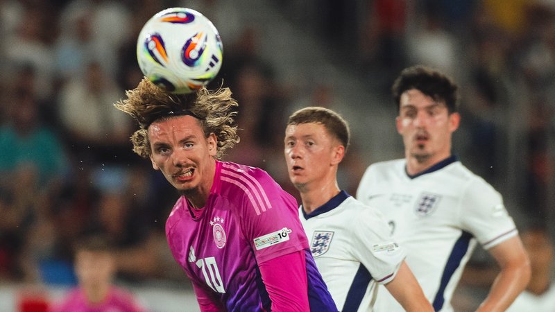 28.06.2025, Slowakei, Bratislava: Fußball, U21 Männer: EM, England - Deutschland, Finalrunde, Finale, Deutschlands Nick Woltemade (l) in Aktion gegen Englands Jay Stansfield (M). Foto: Robert Nemeti/dpa +++ dpa-Bildfunk +++ | Bild: dpa-Bildfunk/Robert Nemeti 28.06.2025, Slowakei, Bratislava: Fußball, U21 Männer: EM, England - Deutschland, Finalrunde, Finale, Deutschlands Nick Woltemade (l) in Aktion gegen Englands Jay Stansfield (M). Foto: Robert Nemeti/dpa +++ dpa-Bildfunk +++