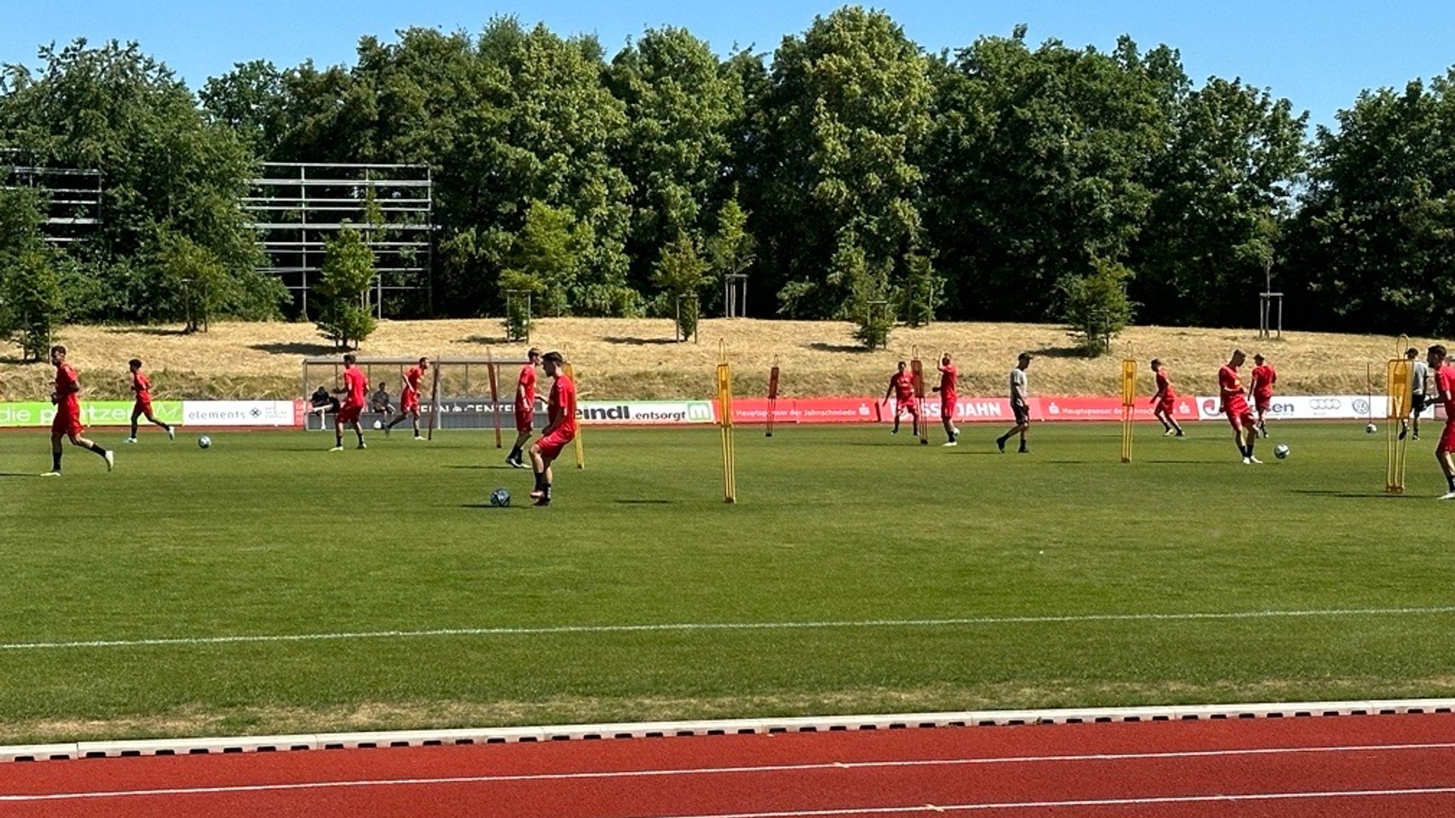 Unter den Augen vieler Fans ist der SSV Jahn Regensburg ins Training gestartet.