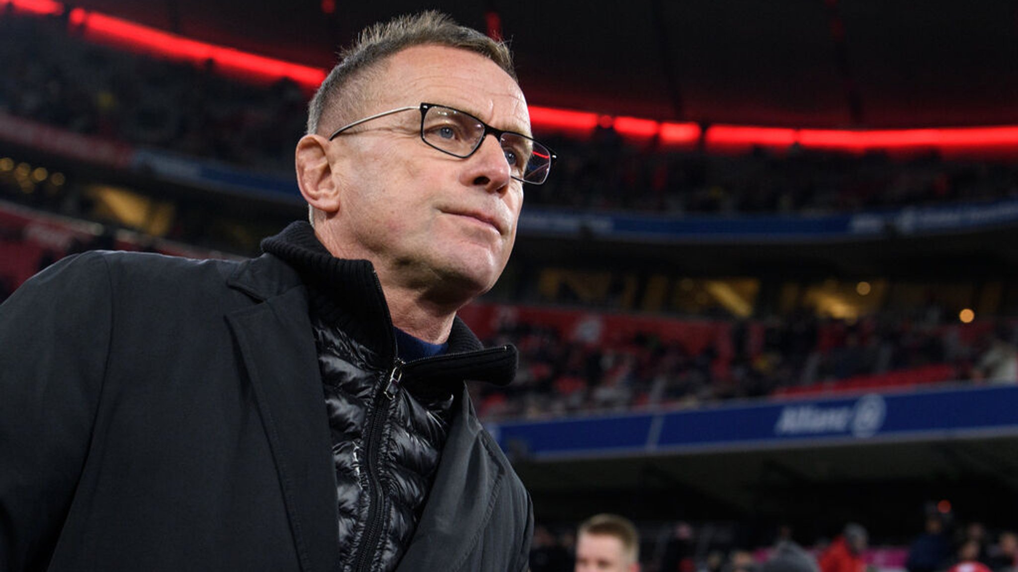 ARCHIV - 19.12.2018, Bayern, München: Fußball: Bundesliga, Bayern München - RB Leipzig, 16. Spieltag in der Allianz Arena. Trainer Ralf Rangnick von Leipzig kommt vor dem Spiel in das Stadion. Der als Trainerkandidat in München gehandelte Rangnick hatte in der Vergangenheit mit gegnerischen Teams schon etliche Berührungspunkte mit dem FC Bayern. (zu dpa: «Rangnick und der FC Bayern: Da war doch was...») Foto: Sven Hoppe/dpa - WICHTIGER HINWEIS: Gemäß den Vorgaben der DFL Deutsche Fußball Liga bzw. des DFB Deutscher Fußball-Bund ist es untersagt, in dem Stadion und/oder vom Spiel angefertigte Fotoaufnahmen in Form von Sequenzbildern und/oder videoähnlichen Fotostrecken zu verwerten bzw. verwerten zu lassen. +++ dpa-Bildfunk +++