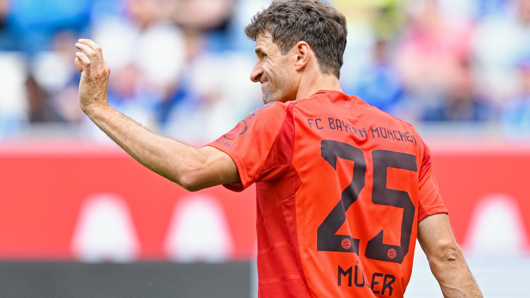 17.05.2025, Baden-Württemberg, Sinsheim: Fußball: Bundesliga, TSG 1899 Hoffenheim - Bayern München, 34. Spieltag, PreZero Arena. Münchens Thomas Müller gestikuliert. Foto: Uwe Anspach/dpa - WICHTIGER HINWEIS: Gemäß den Vorgaben der DFL Deutsche Fußball Liga bzw. des DFB Deutscher Fußball-Bund ist es untersagt, in dem Stadion und/oder vom Spiel angefertigte Fotoaufnahmen in Form von Sequenzbildern und/oder videoähnlichen Fotostrecken zu verwerten bzw. verwerten zu lassen. +++ dpa-Bildfunk +++ | Bild: dpa-Bildfunk/Uwe Anspach 17.05.2025, Baden-Württemberg, Sinsheim: Fußball: Bundesliga, TSG 1899 Hoffenheim - Bayern München, 34. Spieltag, PreZero Arena. Münchens Thomas Müller gestikuliert. Foto: Uwe Anspach/dpa - WICHTIGER HINWEIS: Gemäß den Vorgaben der DFL Deutsche Fußball Liga bzw. des DFB Deutscher Fußball-Bund ist es untersagt, in dem Stadion und/oder vom Spiel angefertigte Fotoaufnahmen in Form von Sequenzbildern und/oder videoähnlichen Fotostrecken zu verwerten bzw. verwerten zu lassen. +++ dpa-Bildfunk +++