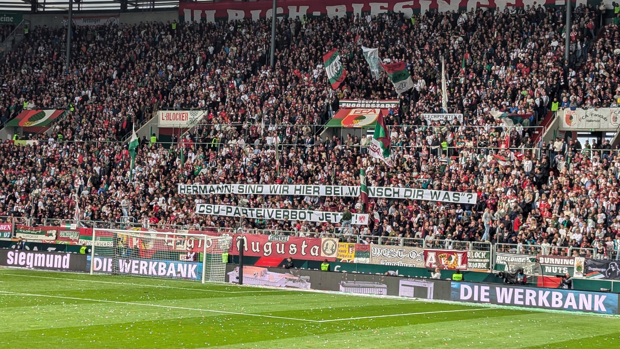 Fans des FC Augsburg zeigen sich in einer Bundesliga-Partie unzufrieden mit den Forderungen aus der Politik zum Thema Gewalt im Stadion.