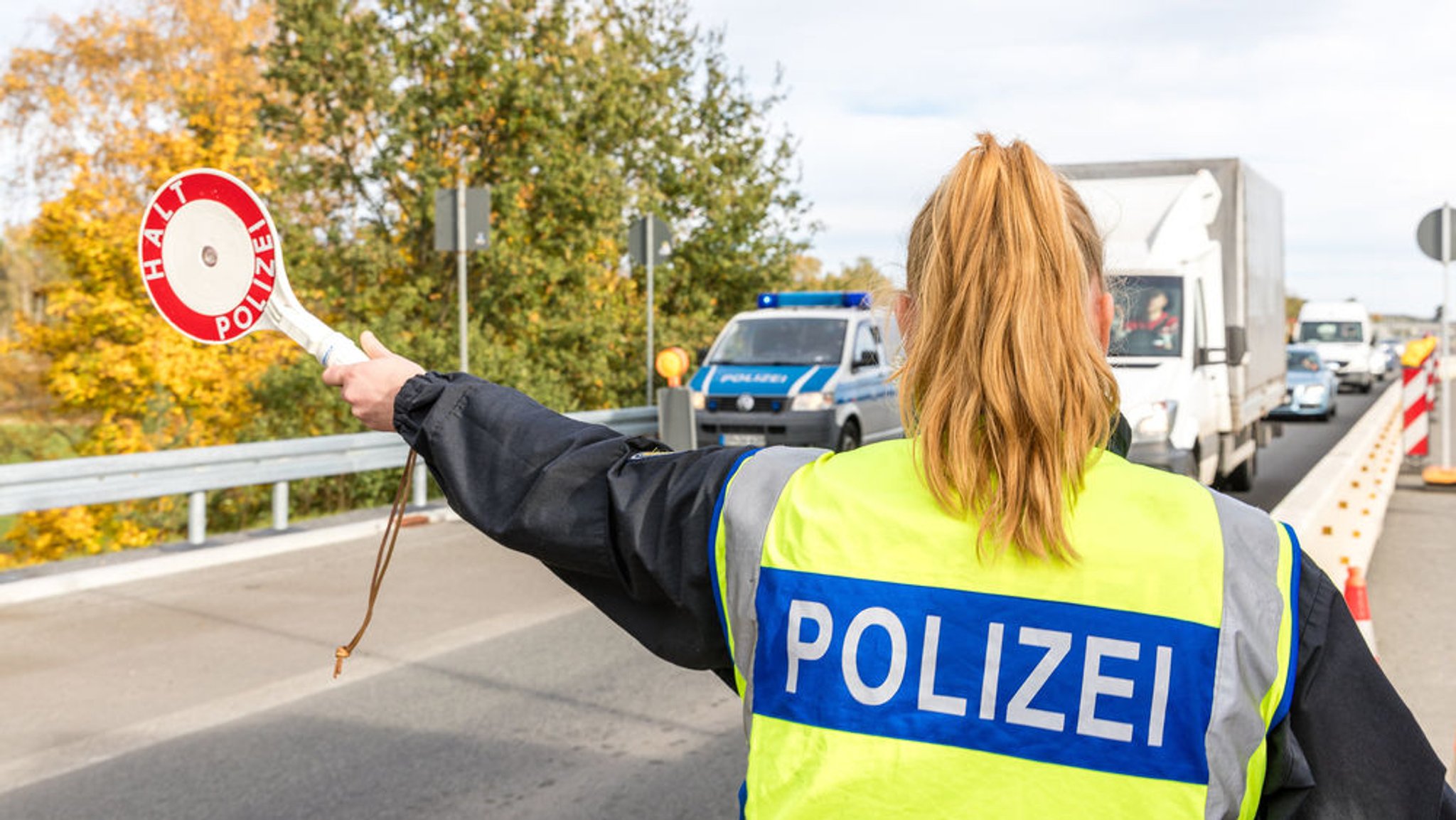 02.11.2023, Brandenburg, Bademeusel: Beamte der Bundespolizei kontrollieren Fahrzeuge am Grenzübergang Bademeusel an der BAB 15. Die seit dem 16. Oktober für 10 Tage stattfindenden stationären Binnengrenzkontrollen für die Grenzen zu Polen, Tschechien und der Schweiz wurden nach Ablauf dieser Frist um weitere 20 Tage verlängert. Foto: Frank Hammerschmidt/dpa +++ dpa-Bildfunk +++