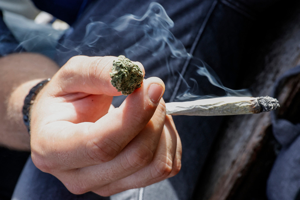Faktenfuchs: Nimmt Cannabis-Konsum nach einer Legalisierung zu? | BR24