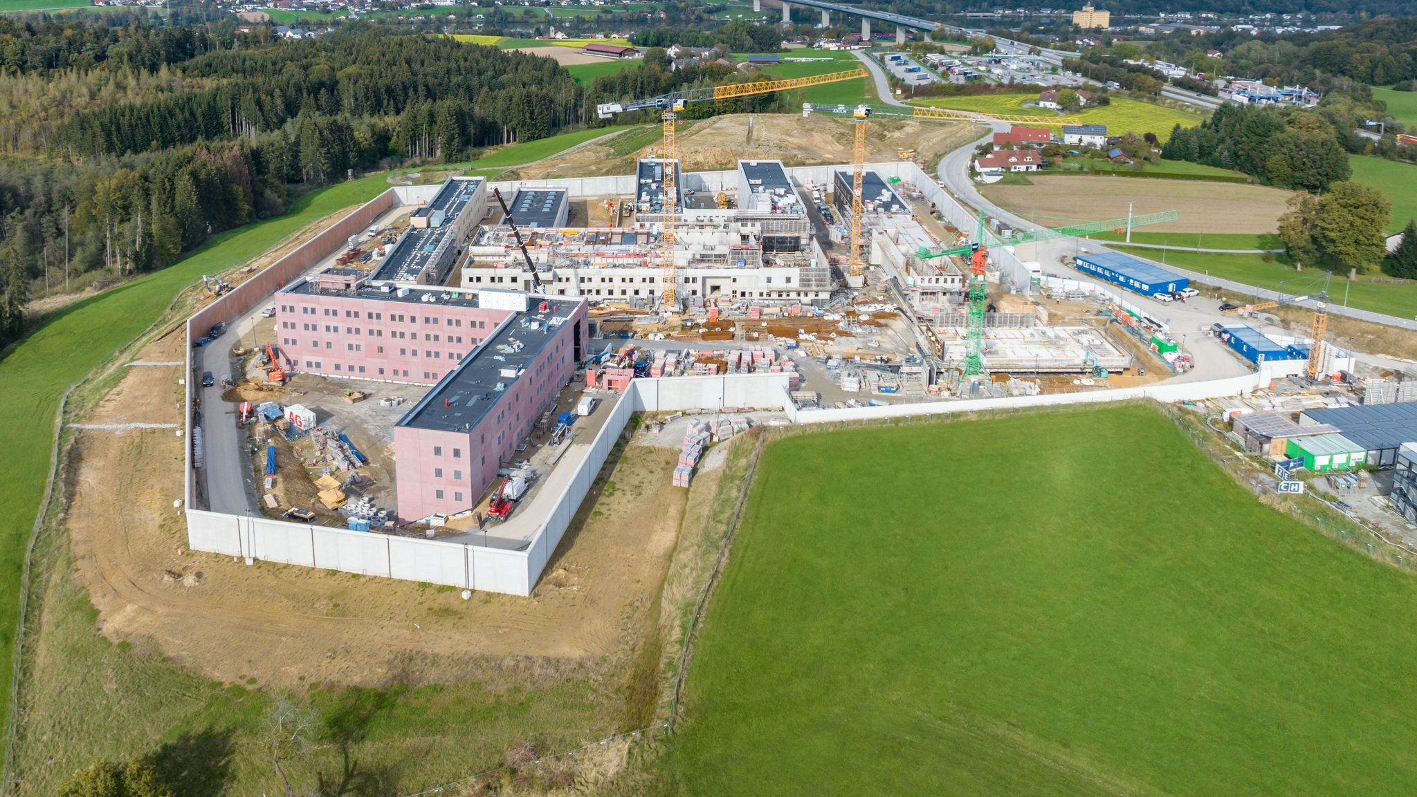 Luftbildaufnahme der Baustelle der neuen Justizvollzugsanstalt Passau