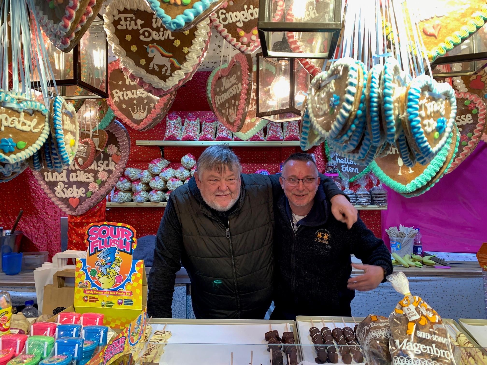 Gottlob (li.) und Carsten Braun verkaufen ihre Zuckerwatte für die Aktion Sternstunden