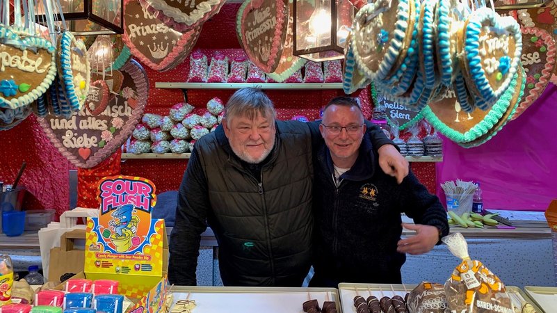 Gottlob (li.) und Carsten Braun verkaufen ihre Zuckerwatte für die Aktion Sternstunden
