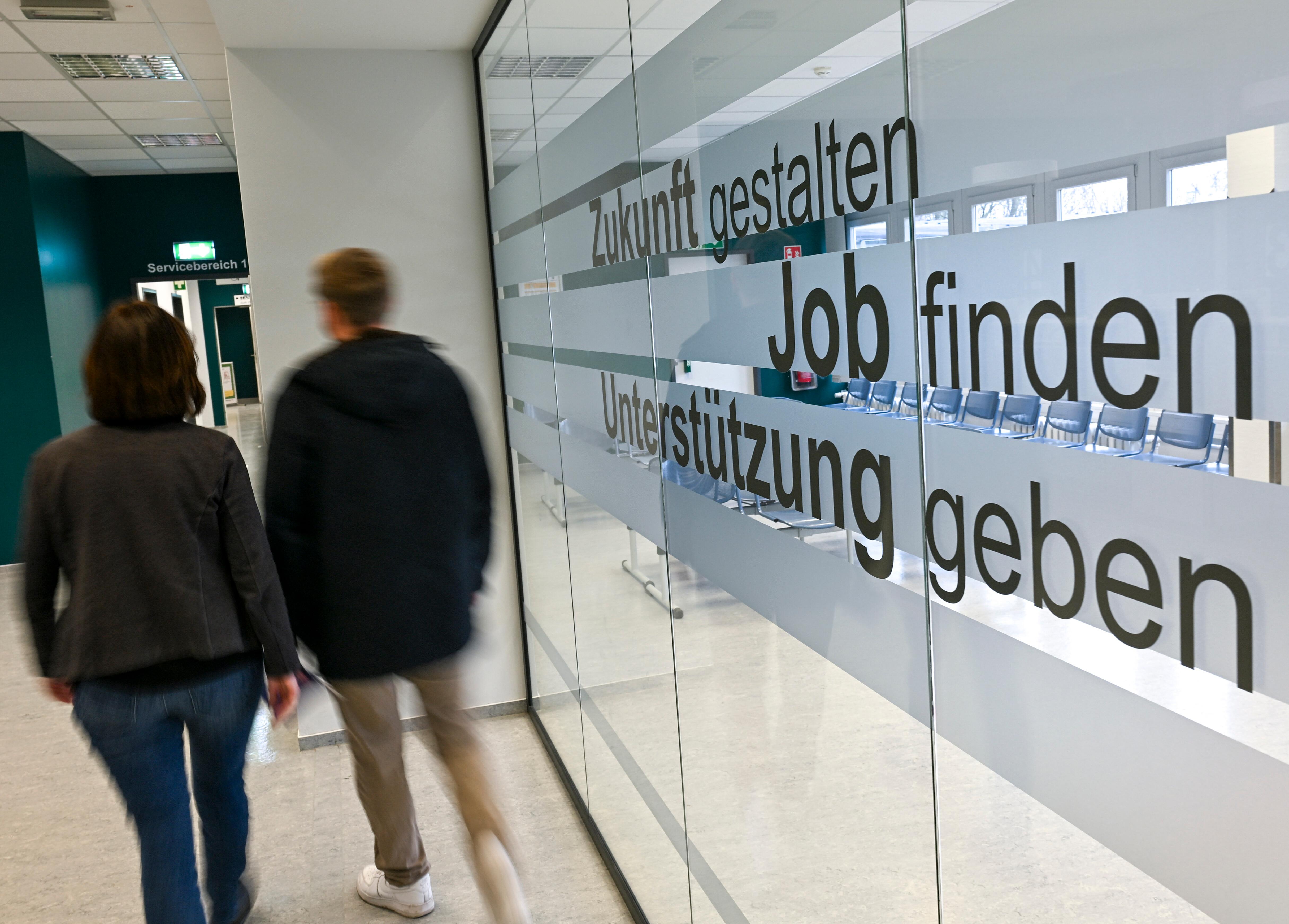 „Zukunft gestalten, Job finden, Unterstützung geben“ steht im Jobcenter Marzahn-Hellersdorf der Agentur für Arbeit an einer Scheibe im Wartebereich.