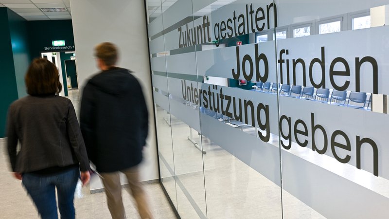 „Zukunft gestalten, Job finden, Unterstützung geben“ steht im Jobcenter Marzahn-Hellersdorf der Agentur für Arbeit an einer Scheibe im Wartebereich. | Bild: picture alliance/dpa | Jens Kalaene „Zukunft gestalten, Job finden, Unterstützung geben“ steht im Jobcenter Marzahn-Hellersdorf der Agentur für Arbeit an einer Scheibe im Wartebereich.