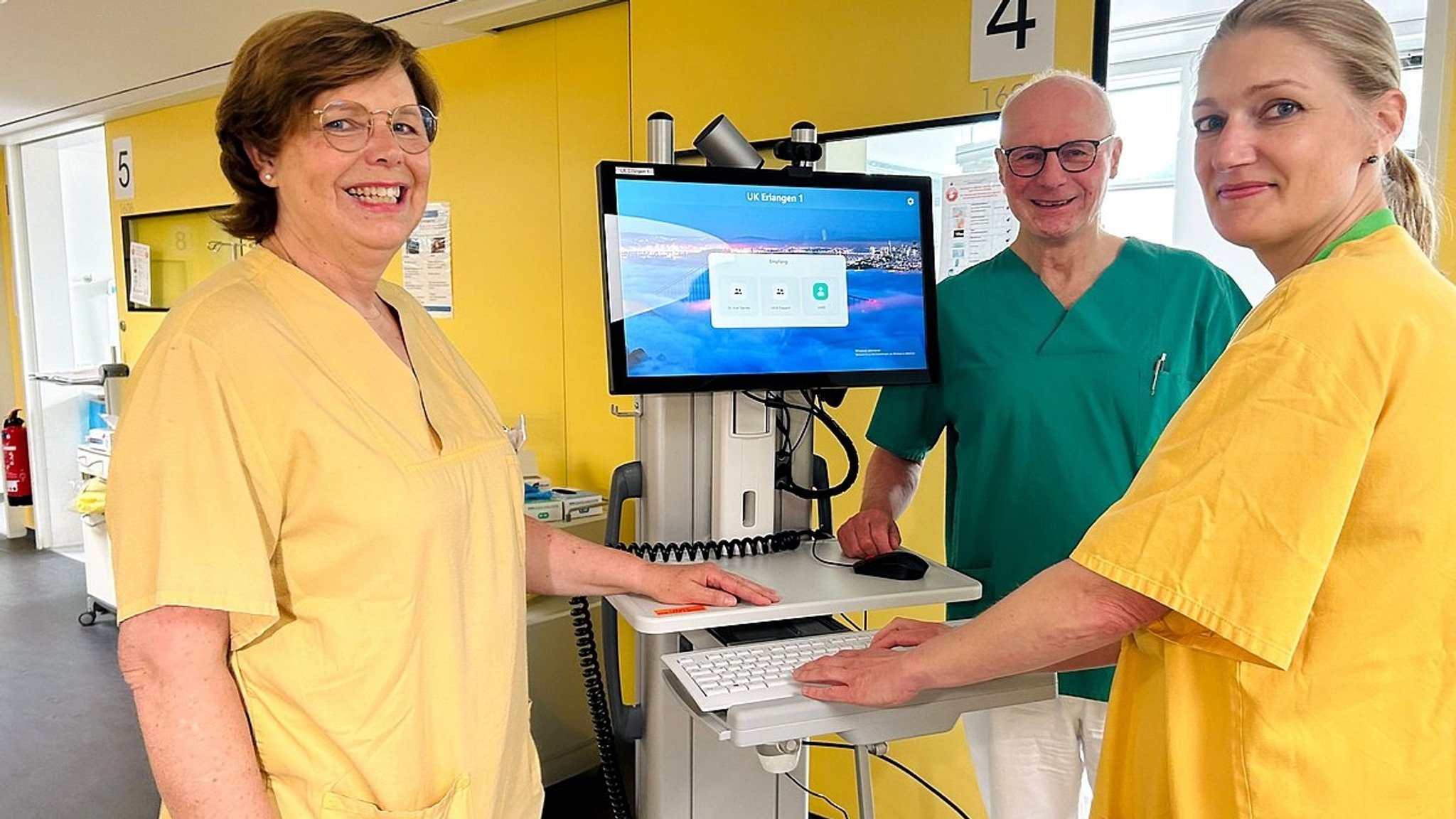 Die neue Telemedizin-Station im Einsatz auf der Intensivstation im Klinikum Forchheim | Bild: Foto: Nikolas Pelke/Klinikum Forchheim – Fränkische Schweiz Die neue Telemedizin-Station im Einsatz auf der Intensivstation im Klinikum Forchheim
