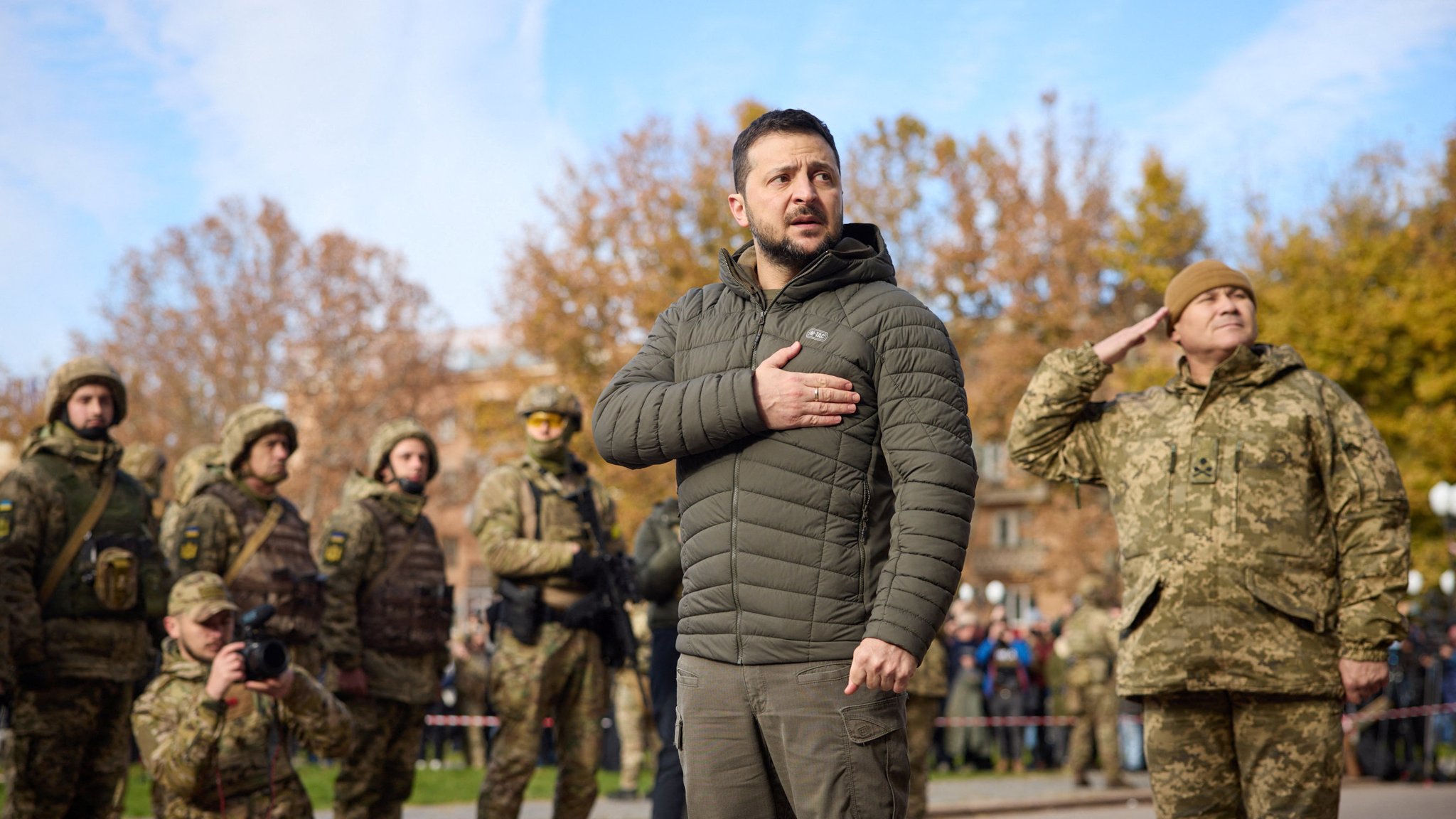 Der Präsident der Ukraine, Wolodymyr Selenskyj, besucht die zurückeroberte Stadt Cherson.