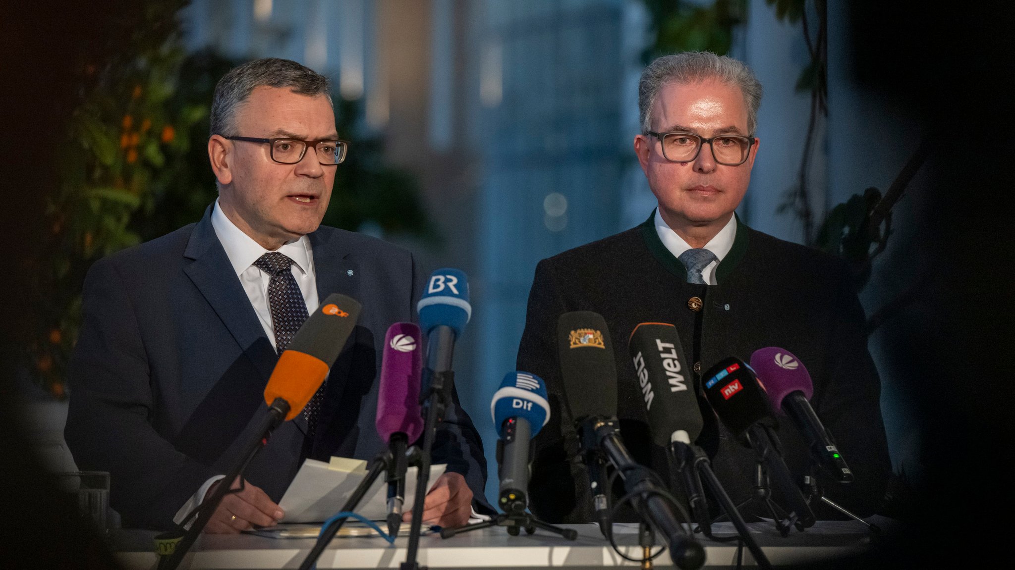 17.03.2025, Bayern, München: Florian Herrmann (l, CSU) und Florian Streibl, Freie-Wähler-Fraktionschef, geben nach dem Treffen des Koalitionsausschusses von CSU und Freien Wählern ein Statement ab, die Koalitionsspitzen haben zuvor über die Haltung der bayerischen Staatsregierung zum geplanten Schuldenpaket von Union und SPD und über das Abstimmungsverhalten Bayerns im Bundesrat beraten.