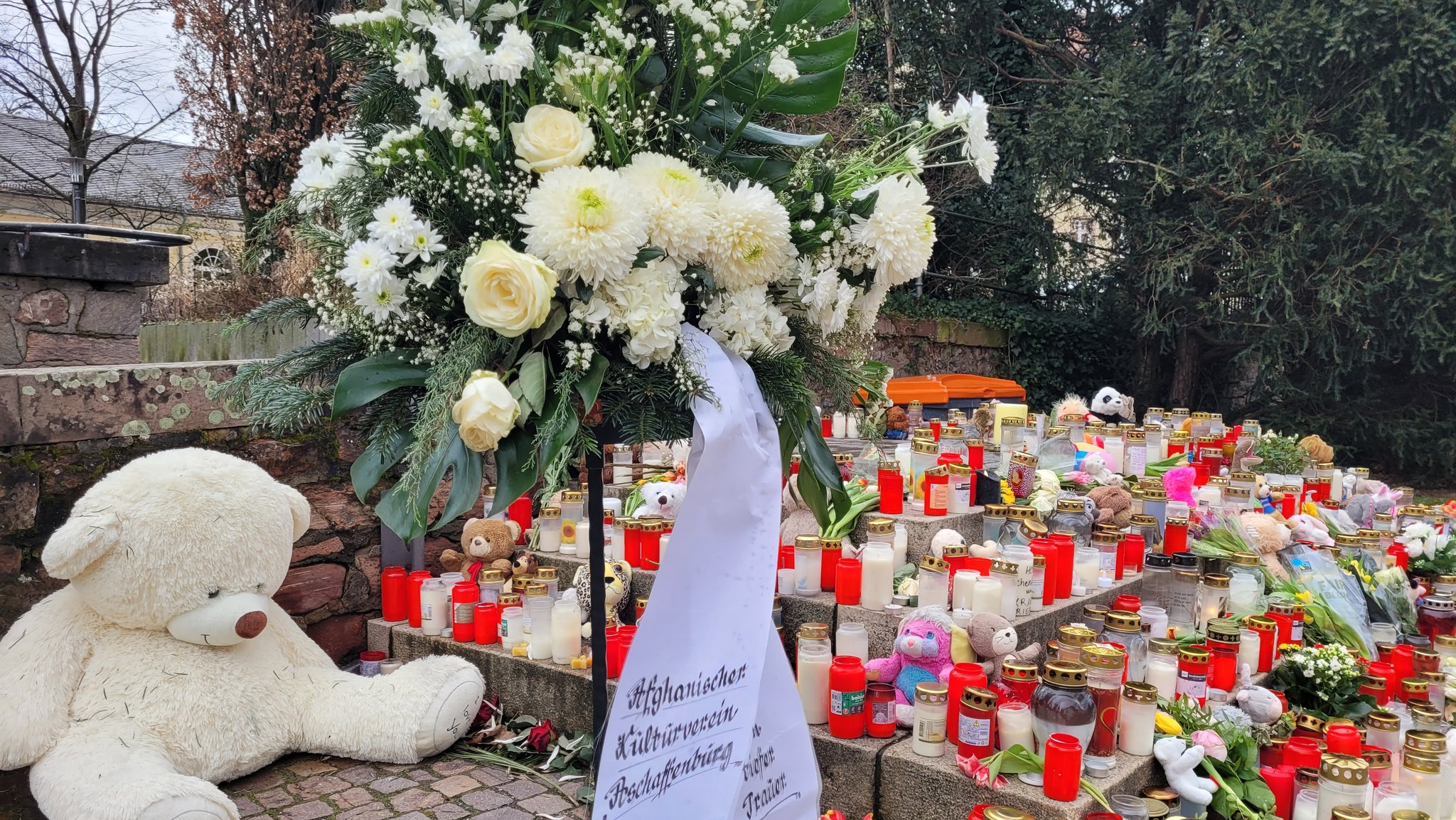 Kranz des Deutsch-Afghanischen Kulturvereins im Schöntal Park. 