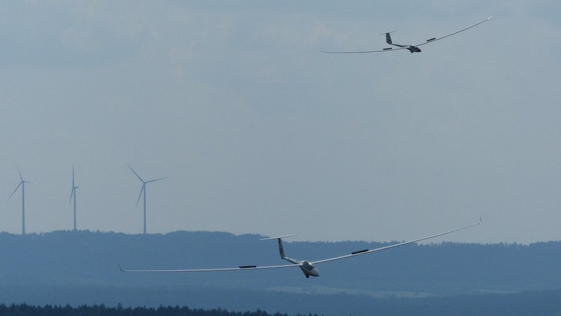 Zwei Segelflugzeuge der "offenen Klasse" im Anflug auf Bayreuth.