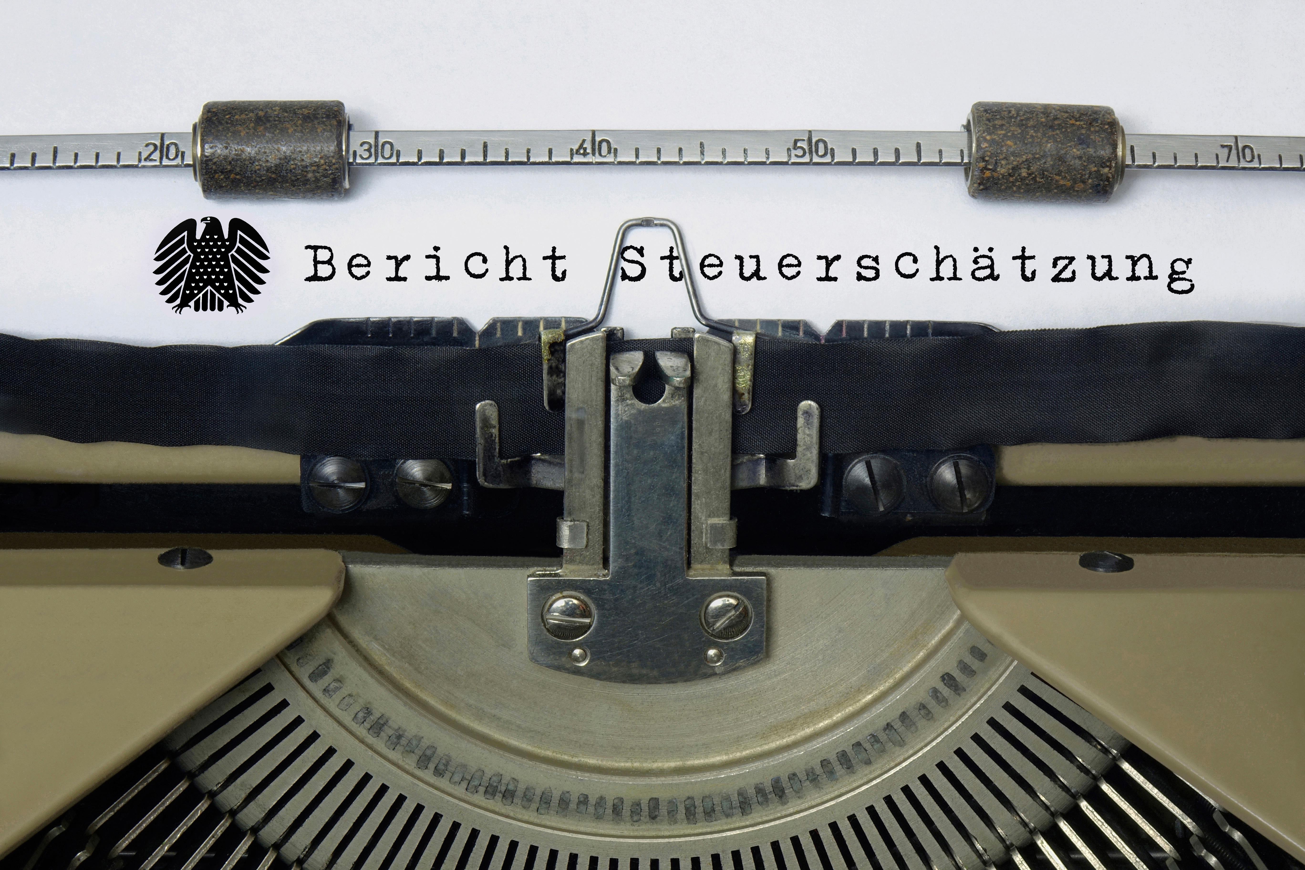 Auf dem Papier in einer Schreibmaschine steht der Schriftzug "Bericht Steuerschätzung" mit einem Bundesadler (Symbolbild).