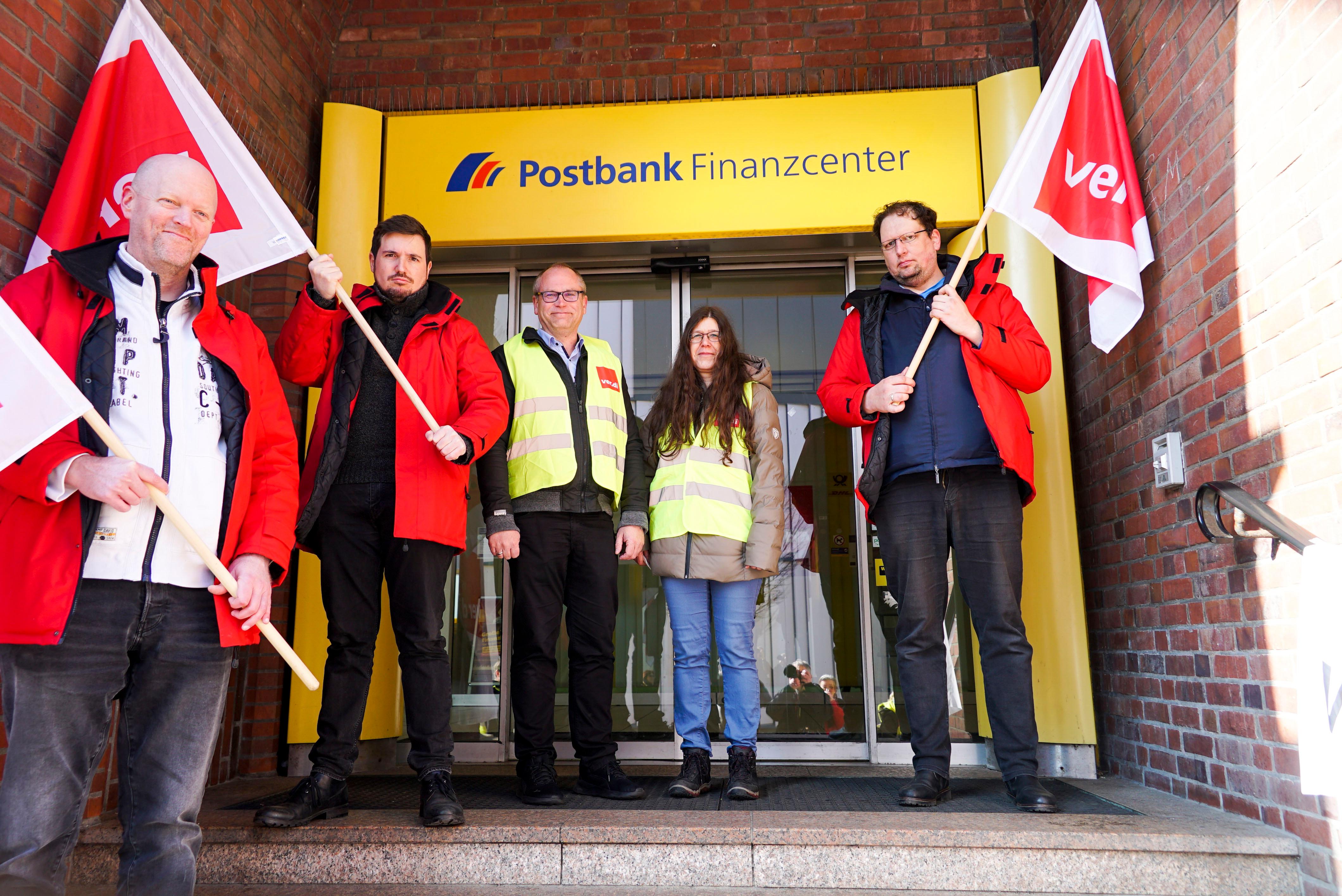 Verdi Ruft Zu Bundesweiten Warnstreiks Bei Postbank Auf | BR24