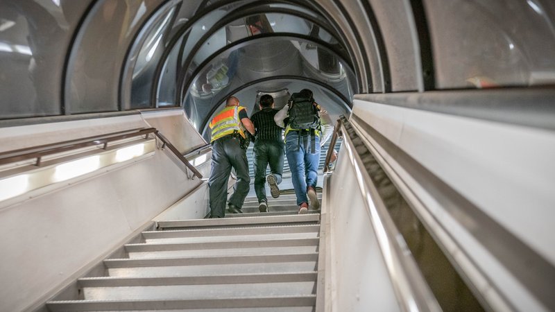 Polizeibeamte begleiten einen Afghanen auf dem Flughafen Leipzig-Halle in ein Charterflugzeug, der Geflüchtete zurück in ihr Heimatland bringt. | Bild: BR24TV/picture alliance/Michael Kappeler Polizeibeamte begleiten einen Afghanen auf dem Flughafen Leipzig-Halle in ein Charterflugzeug, der Geflüchtete zurück in ihr Heimatland bringt.