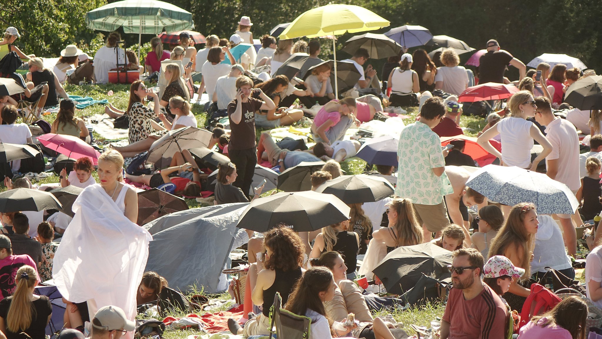 Im Münchner Olympiapark hören Menschen das Taylor-Swift-Konzert aus der Ferne.