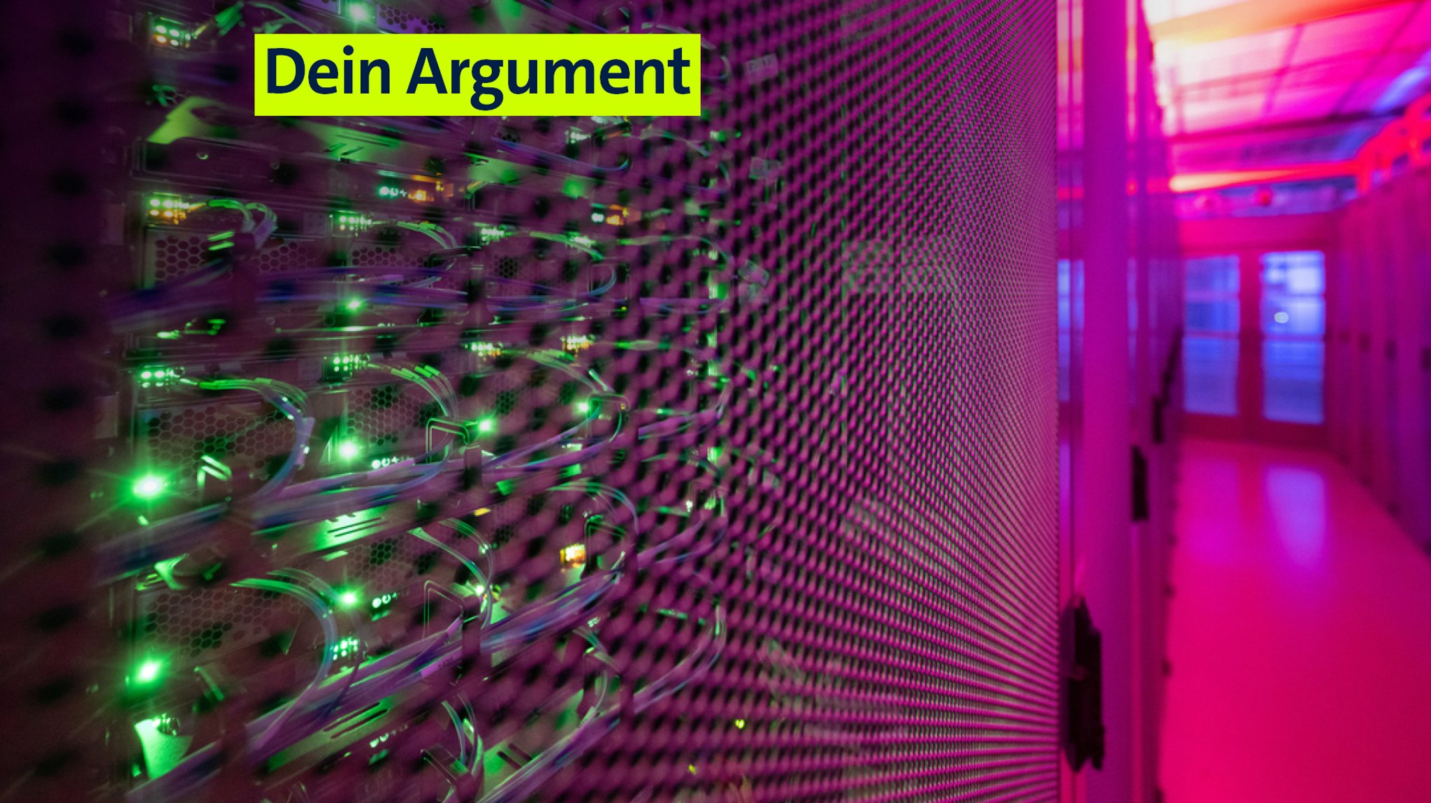 Das Innere eines Rechenzentrums. Zu sehen ist ein pink beleuchteter Gang an dessen Ende sich eine Glastüre befindet. Auf beiden Seiten stehen grün leuchtende Gerätschaften mit Kabel-Steckverbindungen wie etwa Computer. 