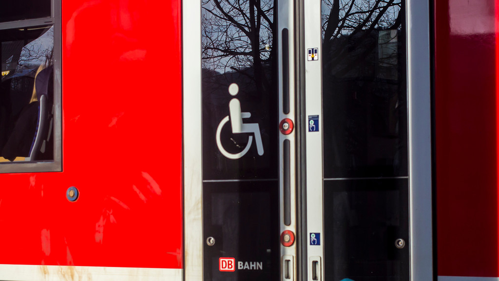 Ein Rollstuhlsymbol auf einem Nahverkehrszug