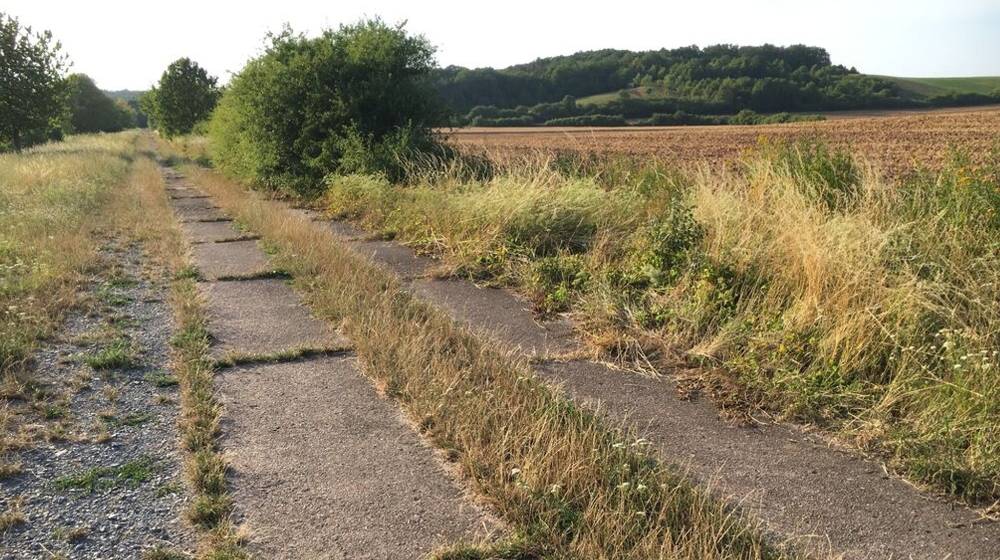 06.08.2019, ehemaliges innerdeutsches Grenzgebiet - Auf dem Rundwanderweg "Grenzgänger", der von Trappstadt bis Linden führt, kommt man am Wachturm der DDR-Grenzer bei Gombertshausen vorbei und geht auf dem Kolonnenweg der ehemaligen Grenztruppen.