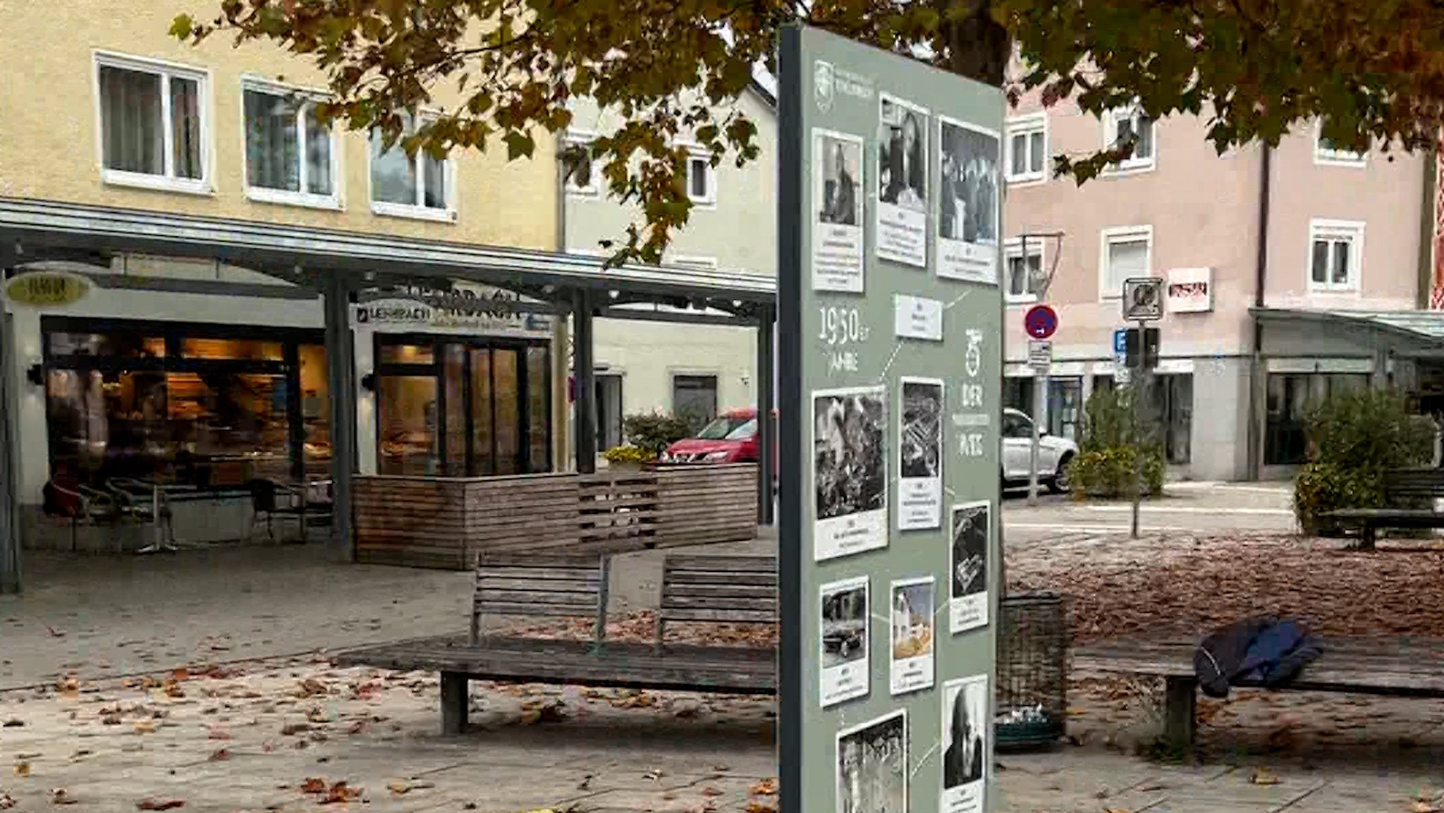Stadtbild in Traunreut: Ausstellung zum Stadtjubiläum am Rathausplatz  