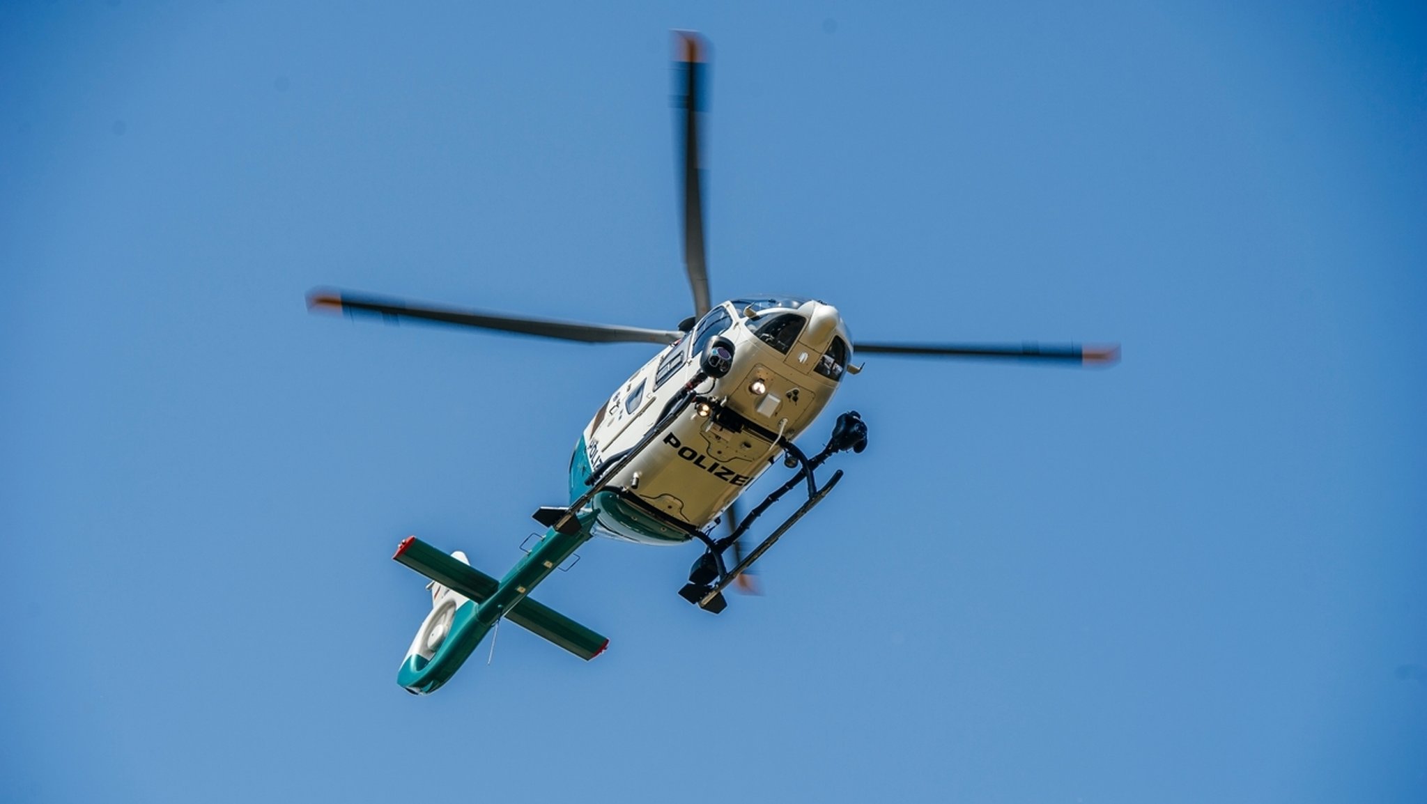 Polizei-Heli im Einsatz: 16-Jähriger schwimmt in fremdem Pool