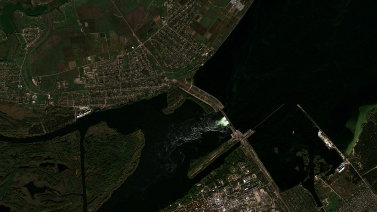 Ein Satellitenbild zeigt den Kachowka-Staudamm Mitte Oktober 2022.