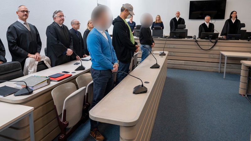 Ingolstadt, 29.7.25: Die Angeklagten haben vor Prozessbeginn im Gerichtssaal des Landgerichts Ingolstadt ihren Platz eingenommen. | Bild: pa/dpa/Peter Kneffel Ingolstadt, 29.7.25: Die Angeklagten haben vor Prozessbeginn im Gerichtssaal des Landgerichts Ingolstadt ihren Platz eingenommen.