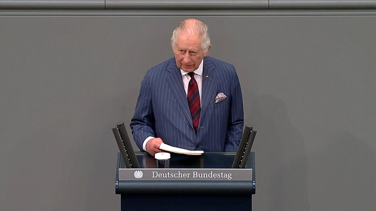 Charles im Bundestag: Ein bisschen Leichtigkeit in ernster Lage