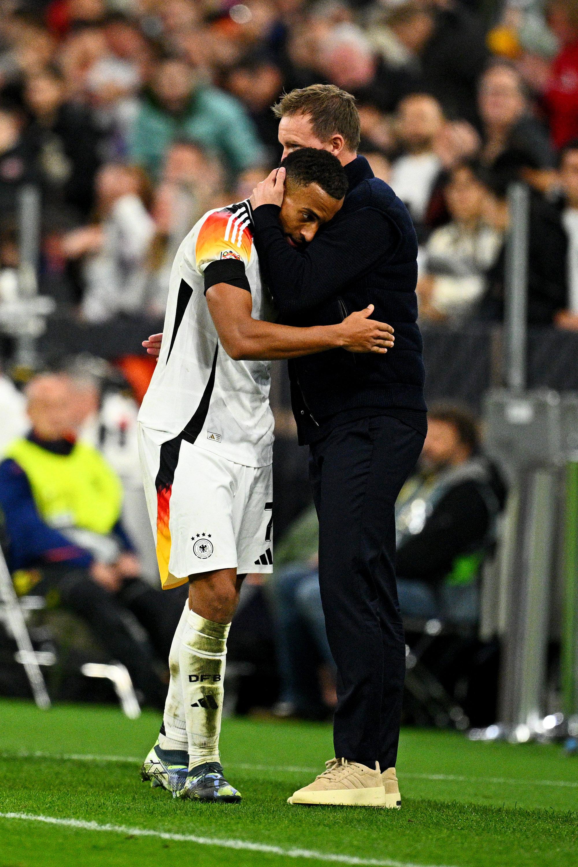 Jamie Leweling und Bundestrainer Julian Nagelsmann