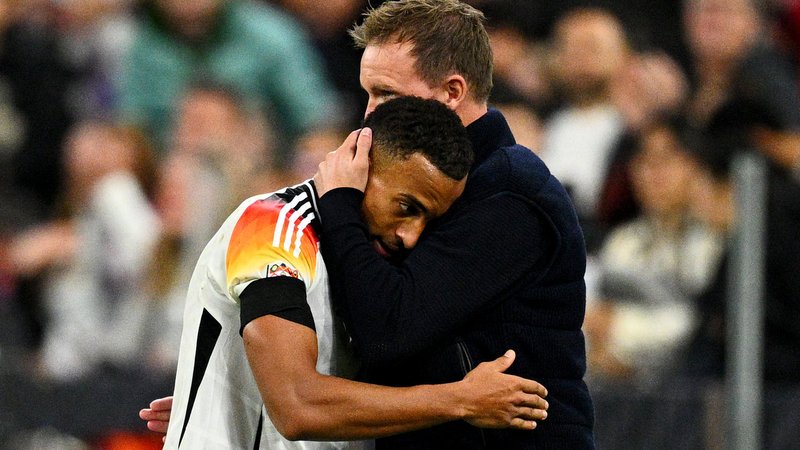 Jamie Leweling und Bundestrainer Julian Nagelsmann | Bild: dpa-Bildfunk/Tom Weller Jamie Leweling und Bundestrainer Julian Nagelsmann