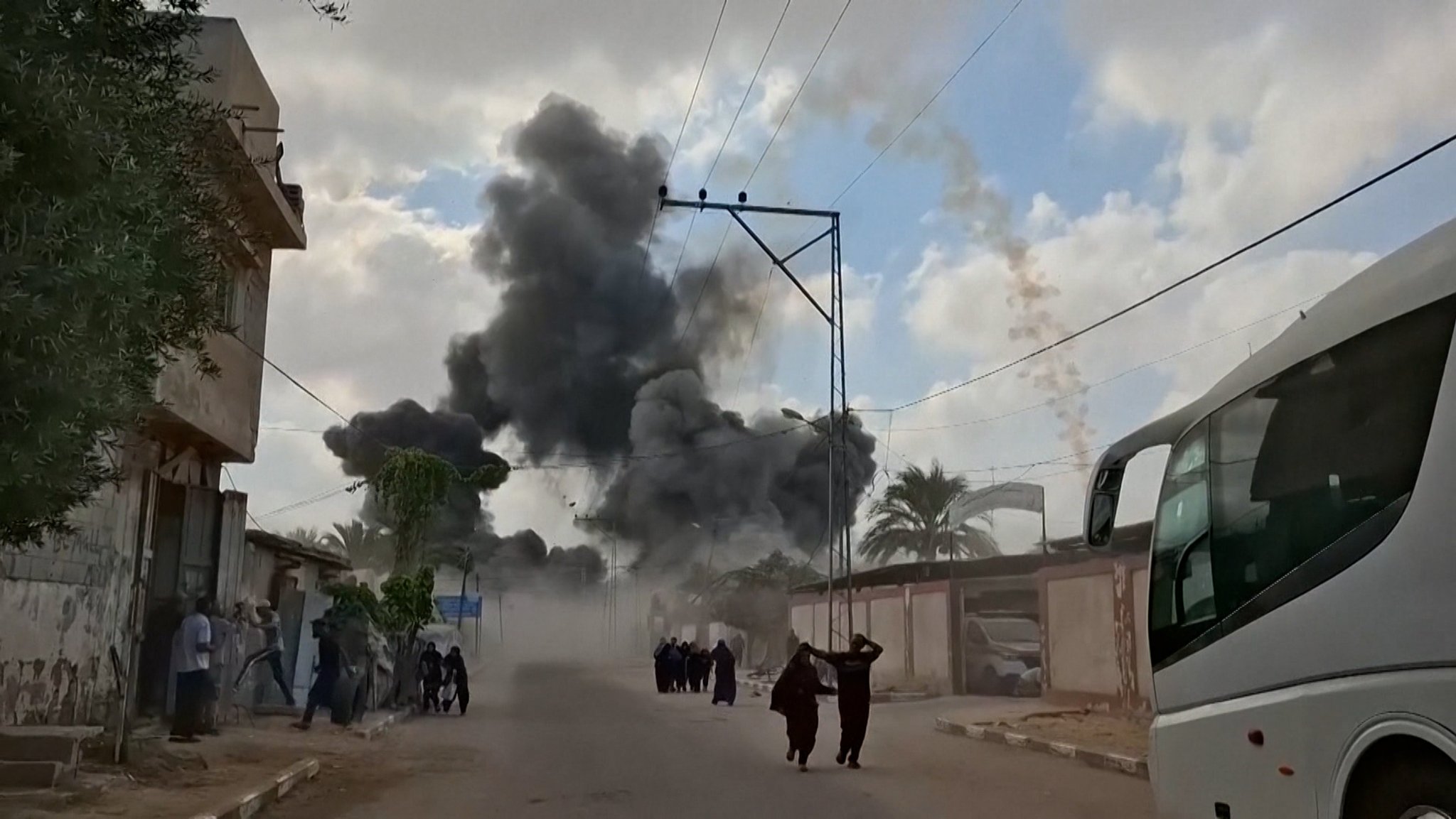 Schwarze Rauchwolken steigen über dem Gaza-Streifen auf.