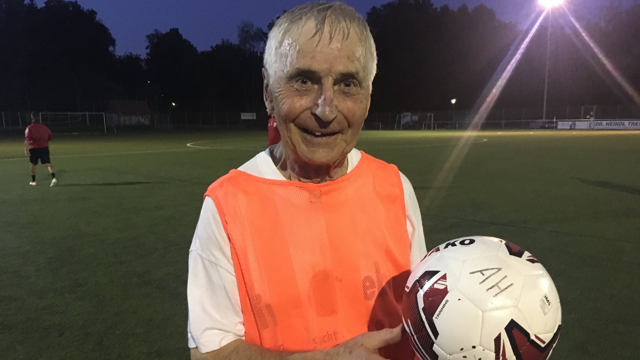 Der 81-jährige Fußballspieler Helmut Hückl vom TSV Ochenbruck verschwitzt nach dem Training