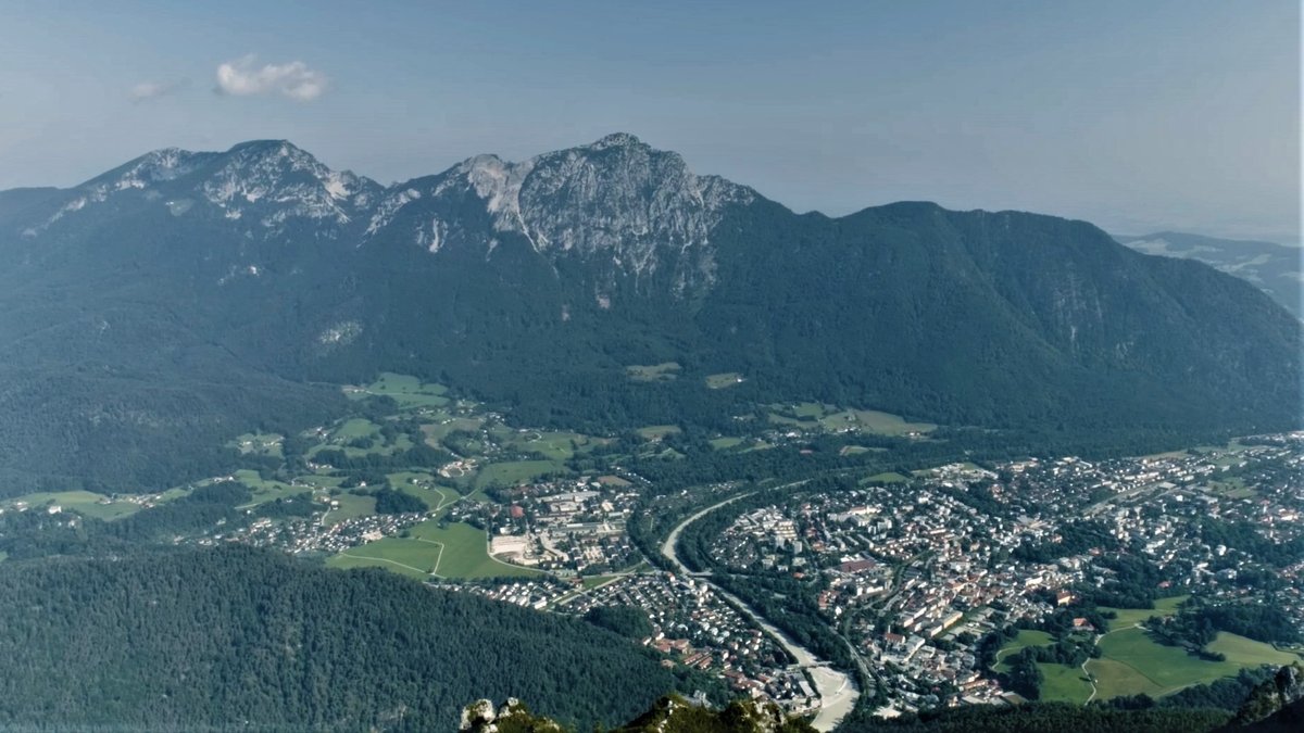 Der Hochstaufen - Eine Drohnenaufnahme zeigt den karstigen Berg über Bad Reichenhall.