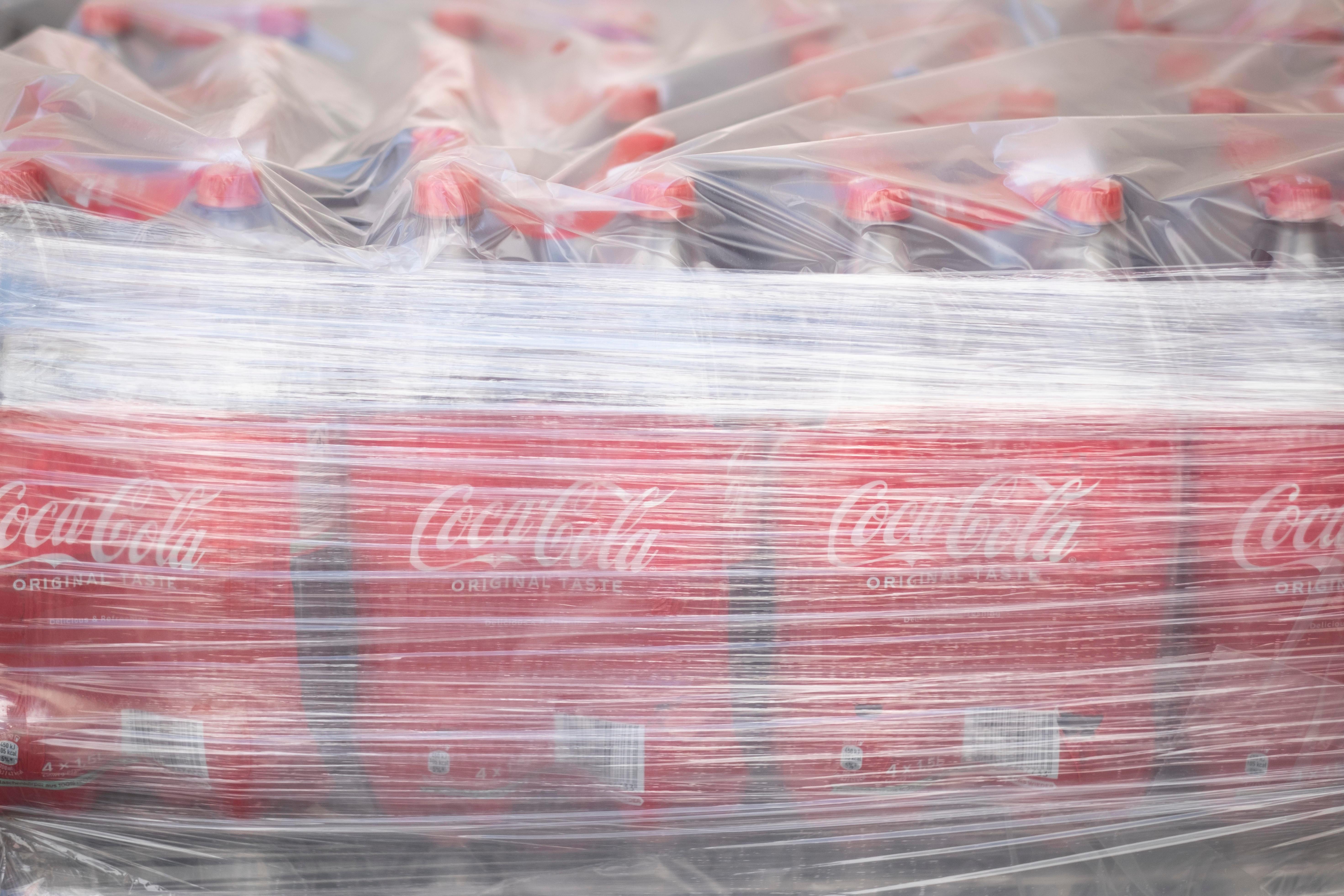 Symbolbild: Zum Transport verpackte Coca-Cola-Flaschen 