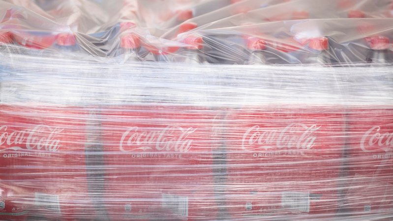 Symbolbild: Zum Transport verpackte Coca-Cola-Flaschen | Bild: picture alliance / epd-bild | Tim Wegner Symbolbild: Zum Transport verpackte Coca-Cola-Flaschen