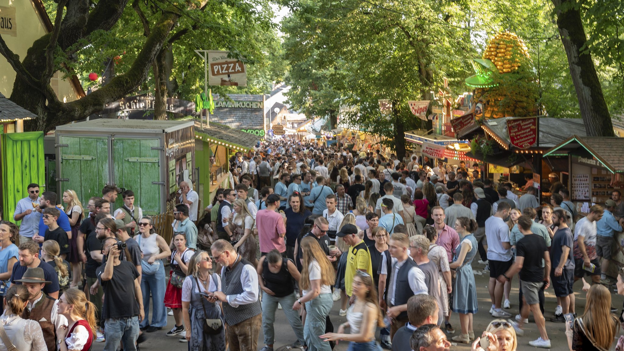 Erlanger Bergkirchweih, traditionelles, zwölftägiges Volksfest | Bild: picture alliance / imageBROKER | Helmut Meyer zur Capellen Erlanger Bergkirchweih, traditionelles, zwölftägiges Volksfest