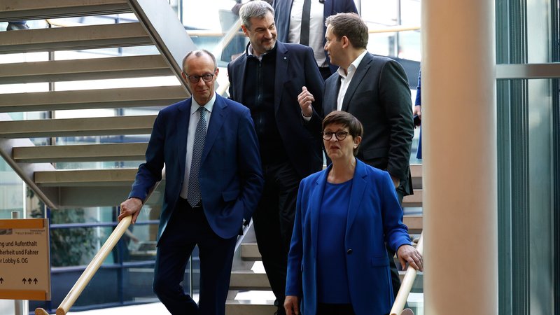 Berlin, 28.03.25: CDU-Chef Merz, CSU-Chef Söder, SPD-Chefs Klingbeil und Esken in der SPD-Parteizentrale. | Bild: pa/ASSOCIATED PRESS/Odd Andersen Berlin, 28.03.25: CDU-Chef Merz, CSU-Chef Söder, SPD-Chefs Klingbeil und Esken in der SPD-Parteizentrale.