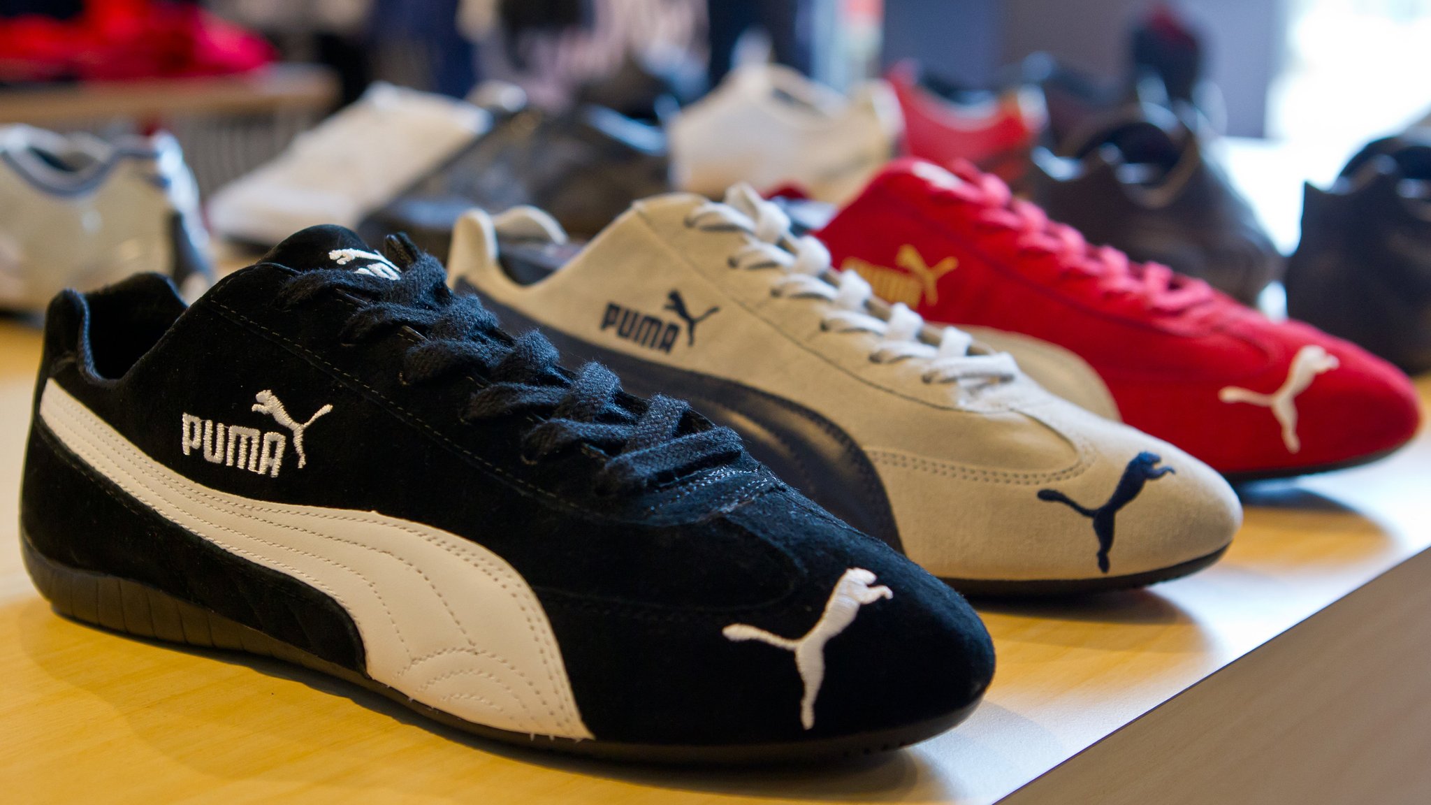  Puma-Schuhe des Modells "Speedcat" sind in einem Geschäft ausgestellt.