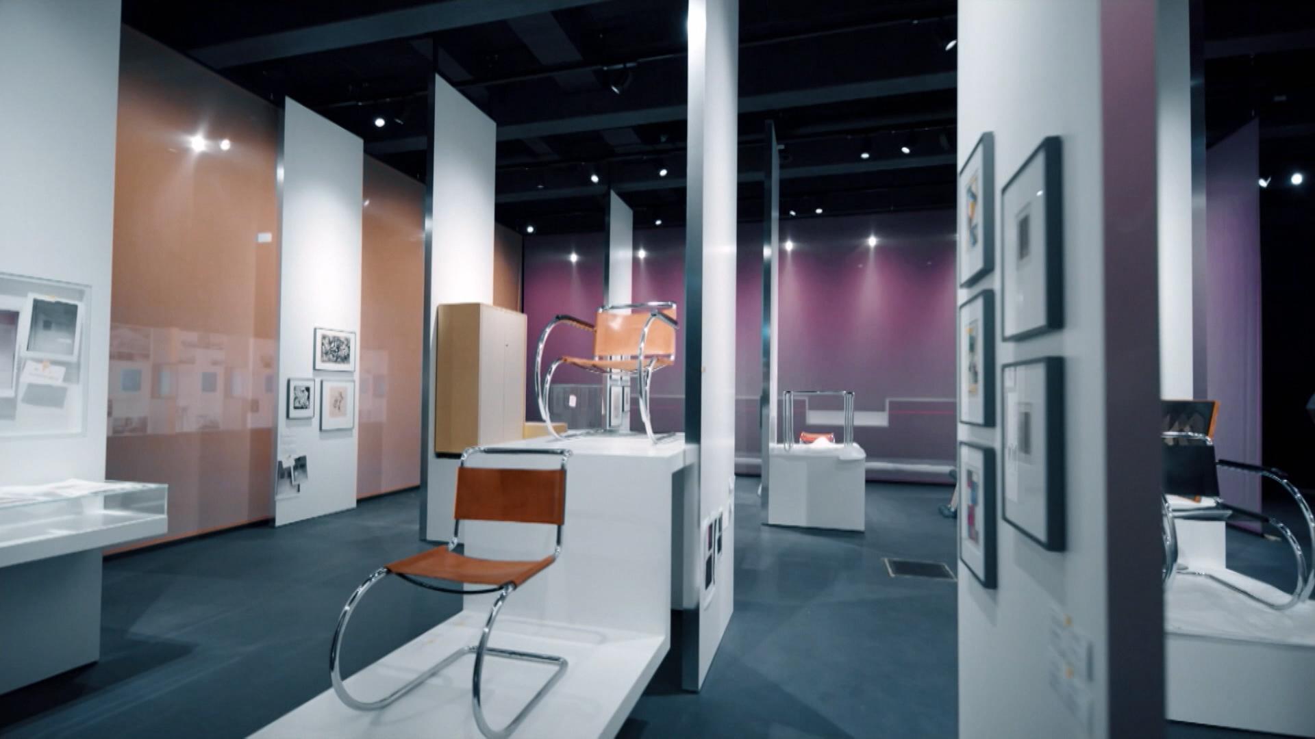 Die Bauhaus Schule In Dessau War Eine Art Kunst Architektur Und Ideologieschmiede In Einem Daraus Ist 1919 Auch Eine Neue Philosphie Des Wohnens Entstanden Die Bis Heute Pragend Ist Heute Nun